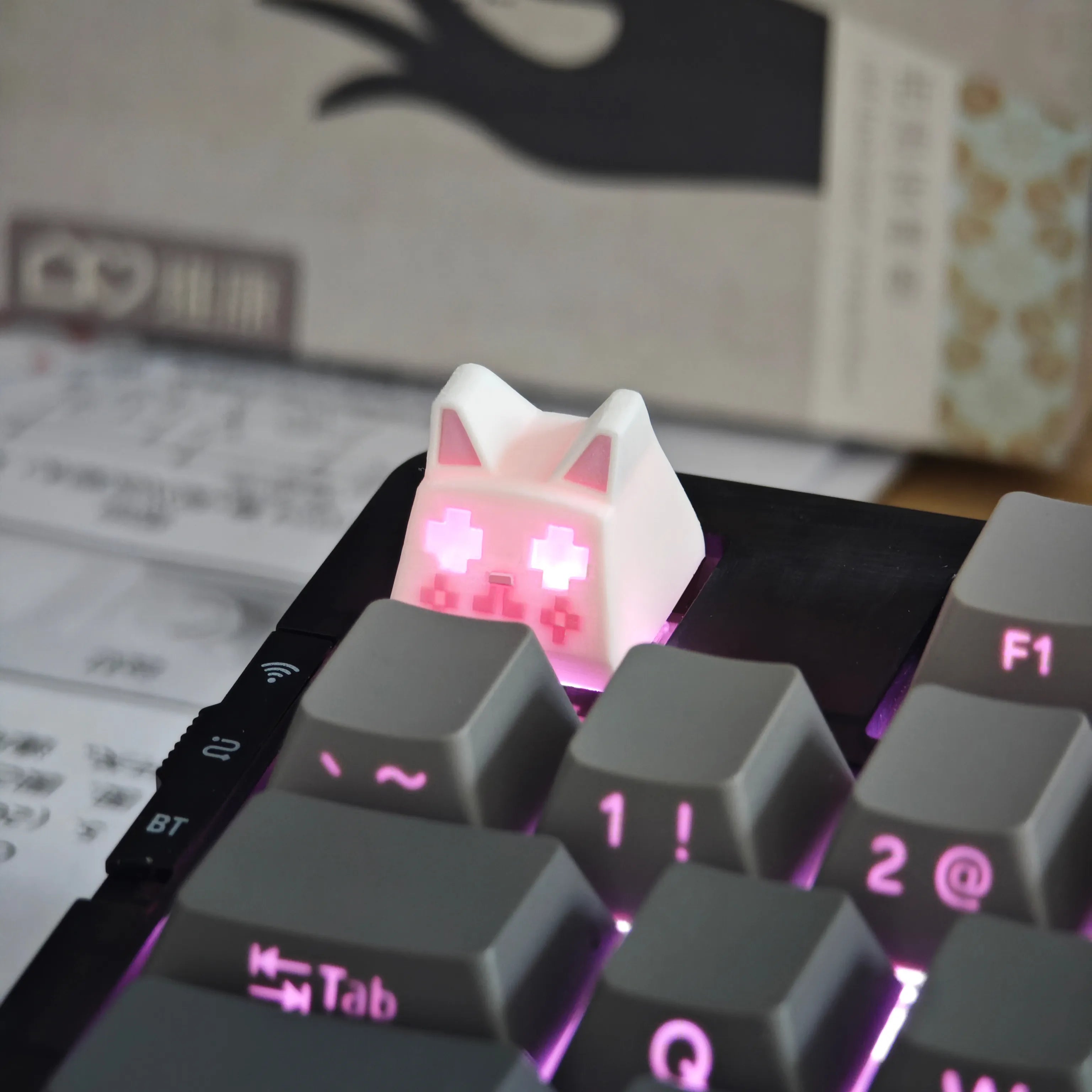 Cat face keycap, with a 45% angle on the side face, resin printed personalized keycap, cute artistic decorative keycap.