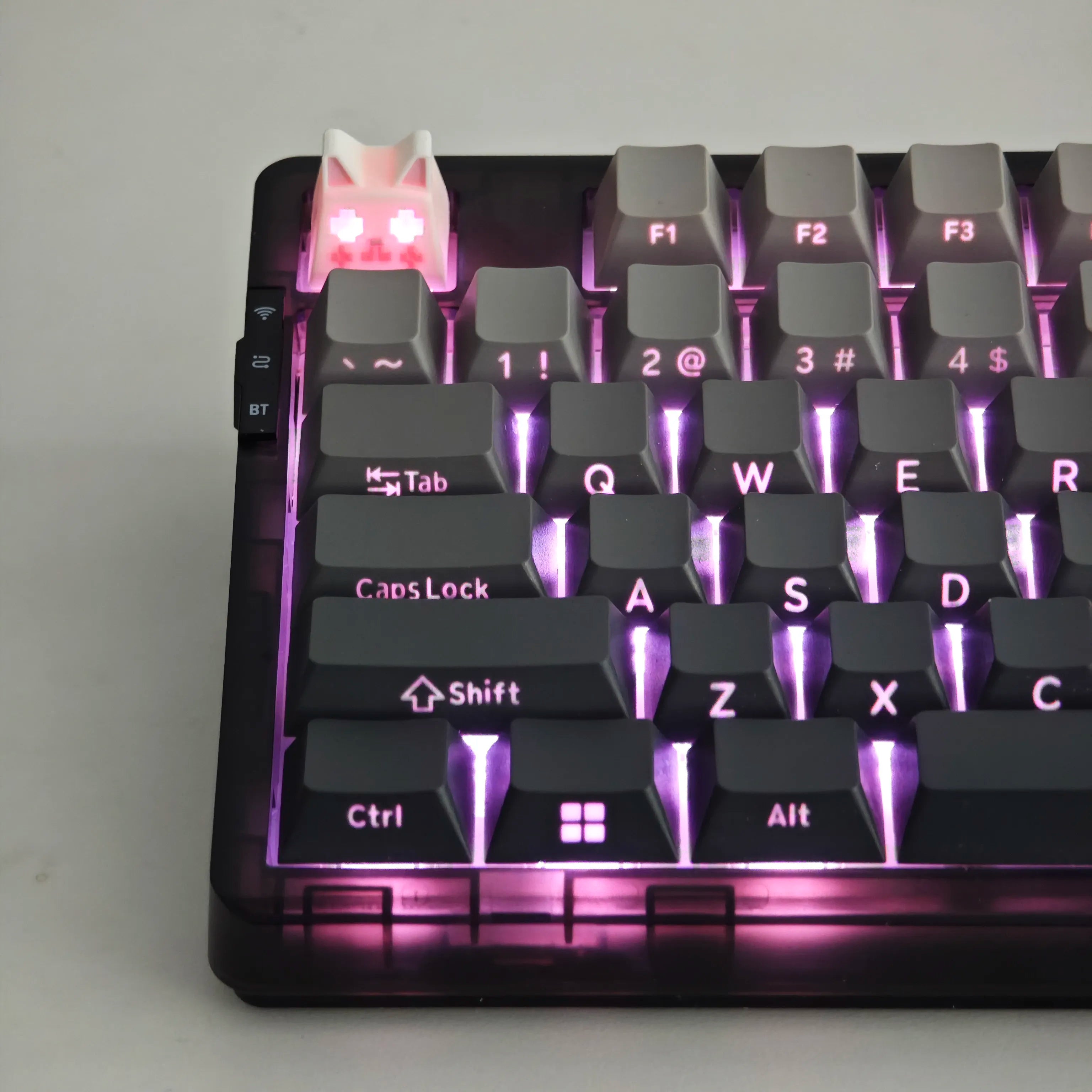 Cat face keycap, with a 45% angle on the side face, resin printed personalized keycap, cute artistic decorative keycap.