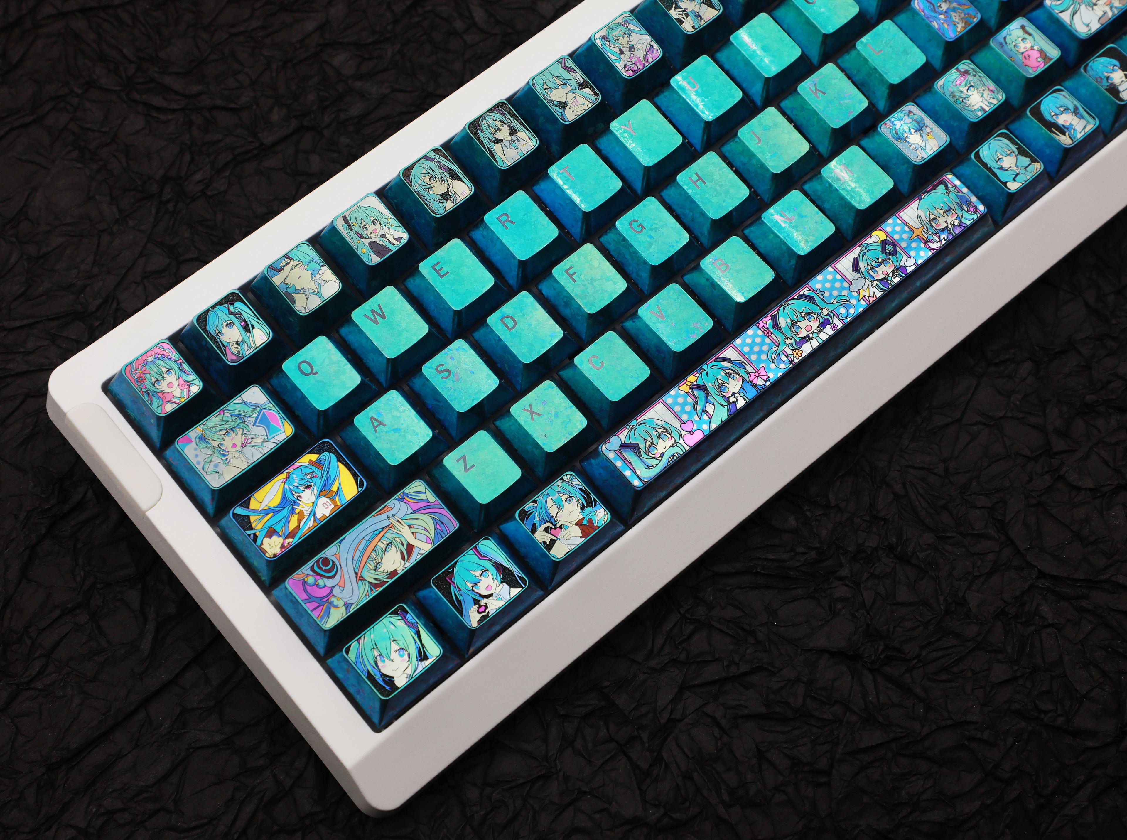 Hatsune Miku titanium alloy full set of carved keycaps, creative and personalized keycaps around animation and game music characters