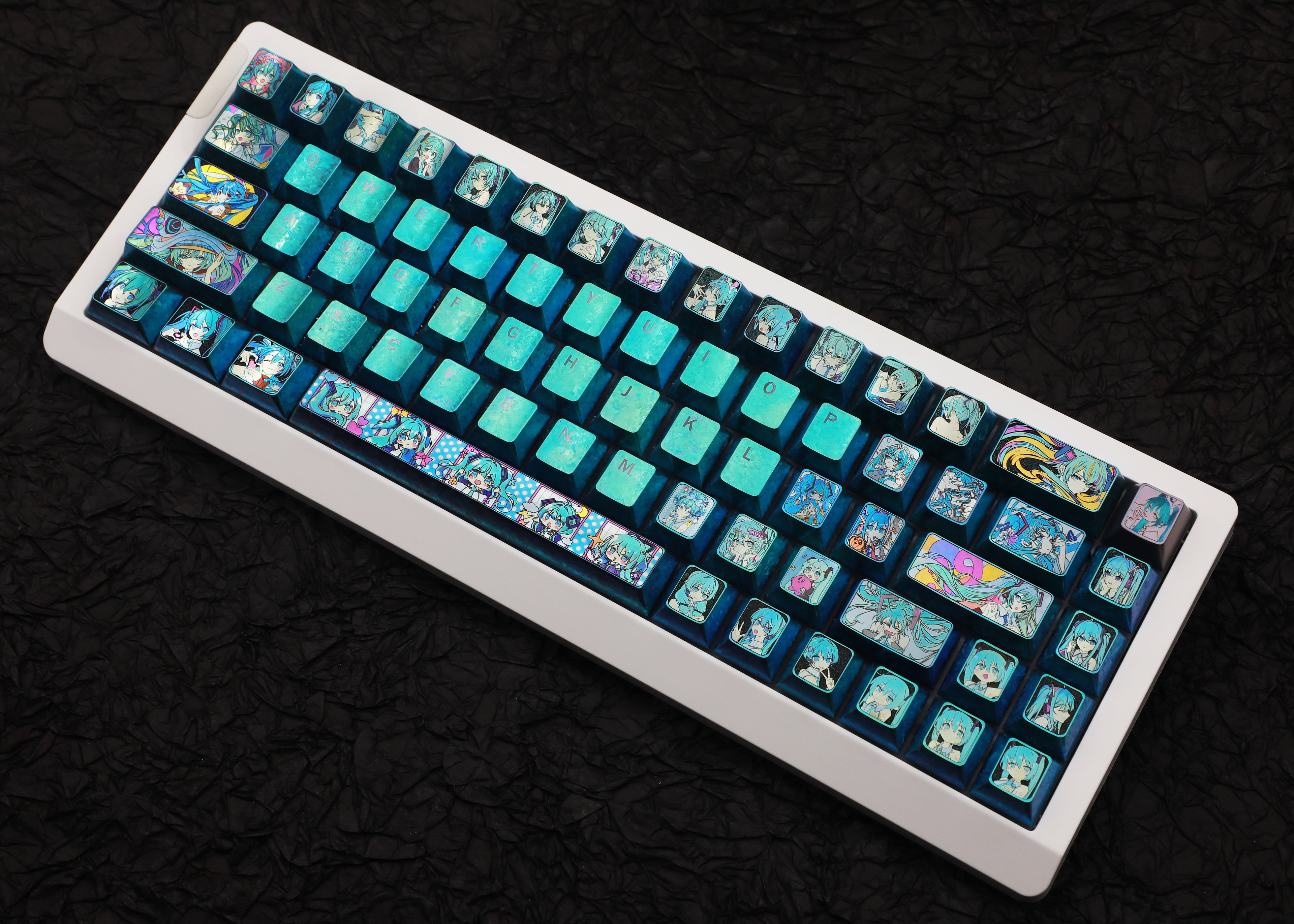 Hatsune Miku titanium alloy full set of carved keycaps, creative and personalized keycaps around animation and game music characters