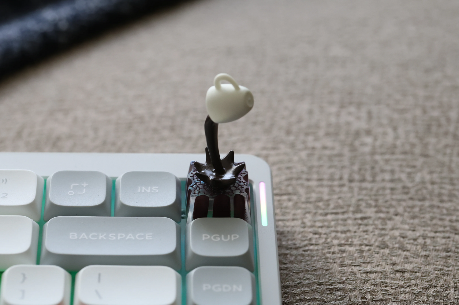 Flowing coffee personalized keycaps with transparent magnetic separation design and mechanical keycaps