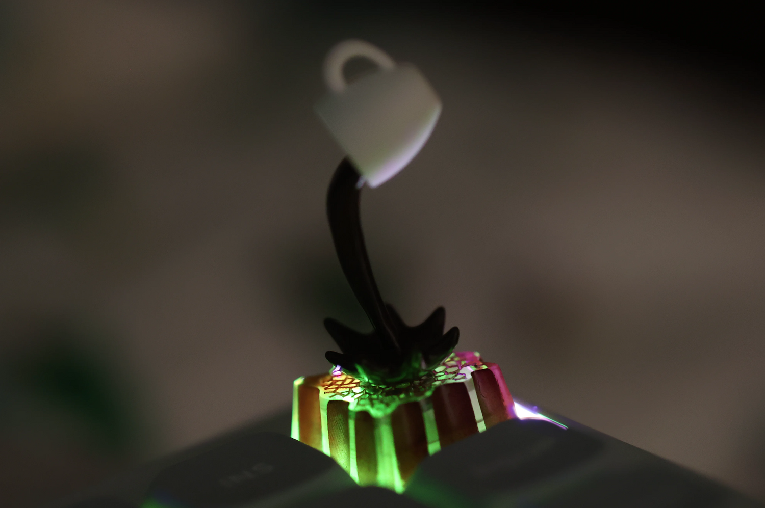 Flowing coffee personalized keycaps with transparent magnetic separation design and mechanical keycaps