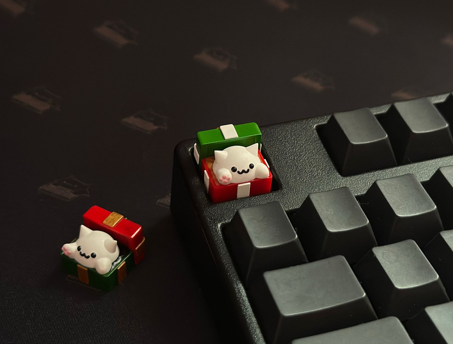 Gift kitten, multi-color resin molded personalized keycaps, artisankeycaps, Keyboard decoration keycaps