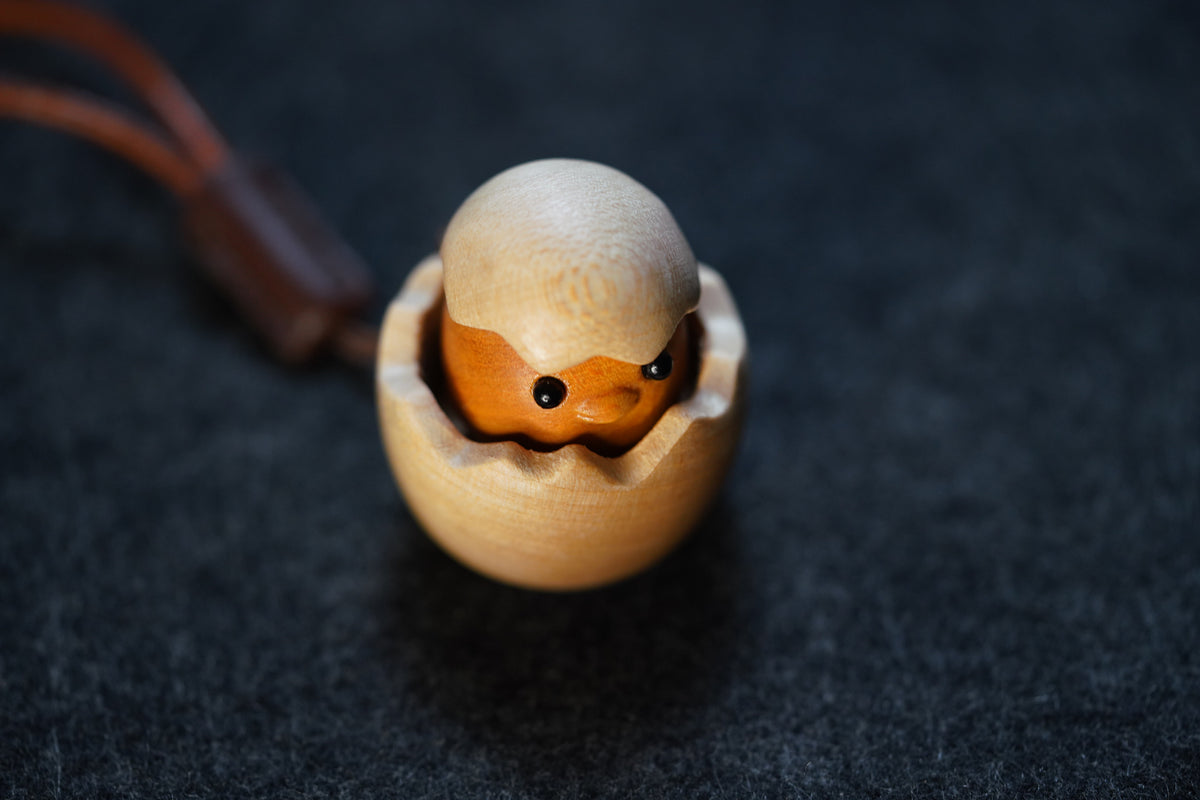 Solid wood relief stress button toys for hatching chicks, mechanical switch toys, wooden press toys, and creative products for keyboard peripherals.