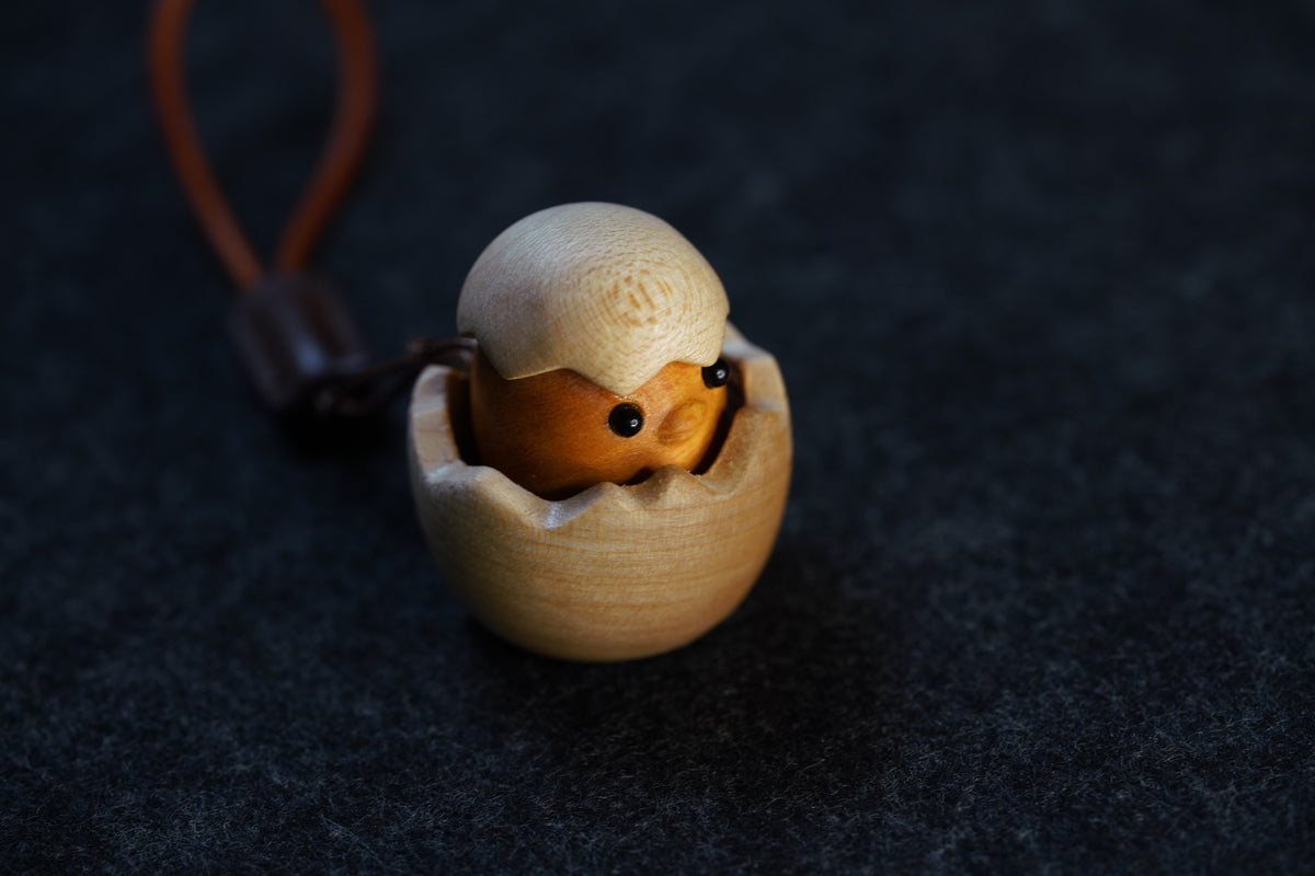 Solid wood relief stress button toys for hatching chicks, mechanical switch toys, wooden press toys, and creative products for keyboard peripherals.