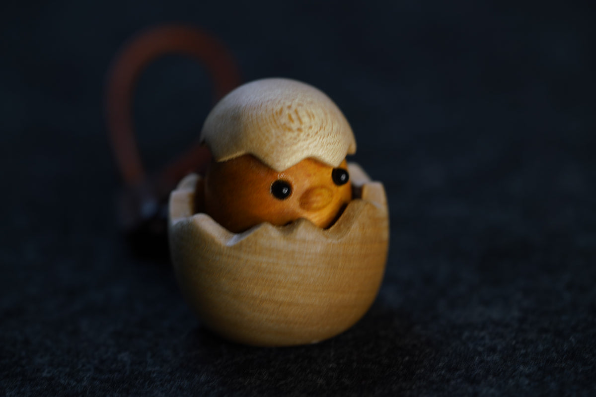Solid wood relief stress button toys for hatching chicks, mechanical switch toys, wooden press toys, and creative products for keyboard peripherals.