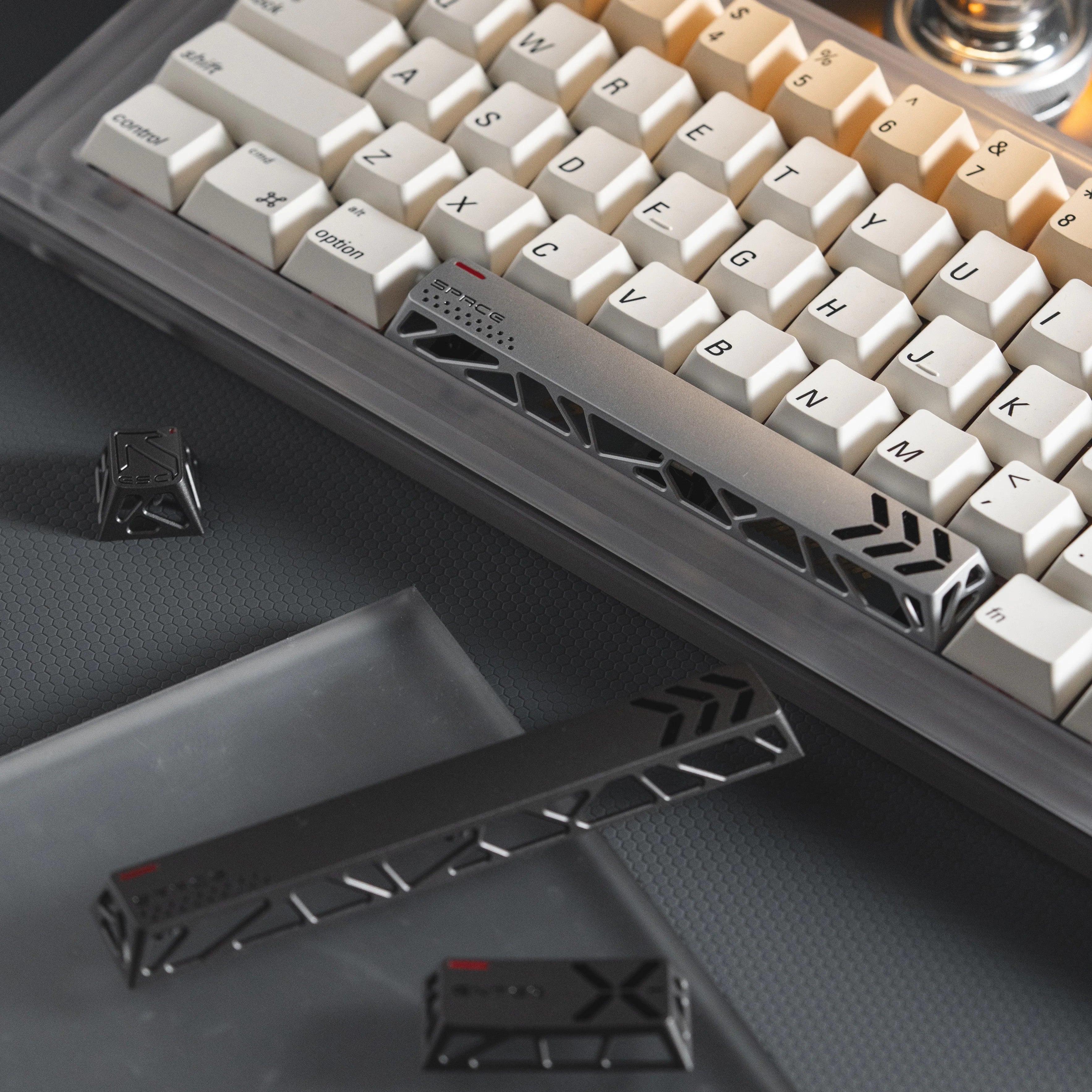 Hollow aluminum alloy CNC, enter key+space key+ESC key set, simple and unique design with personalized keycaps