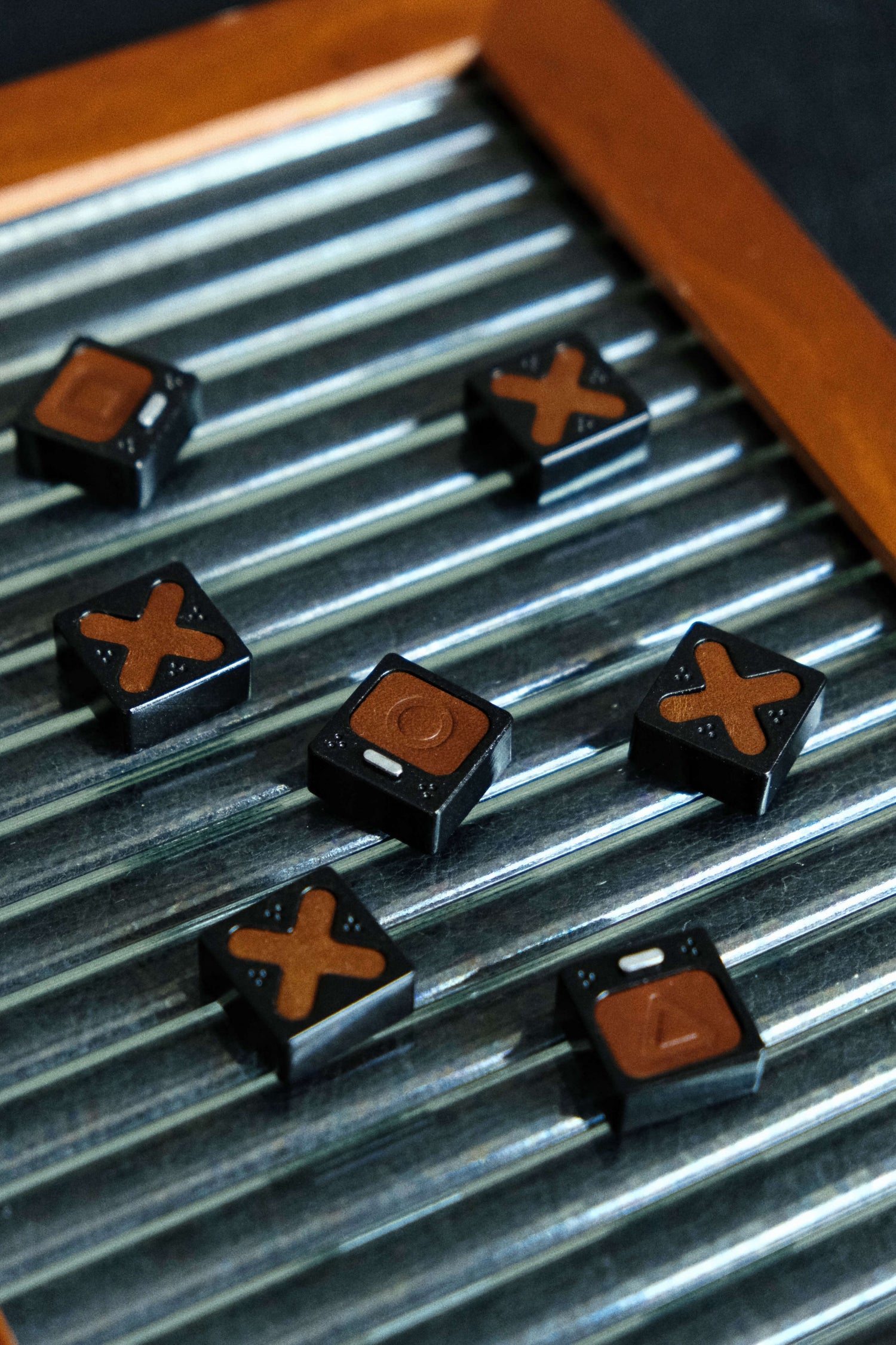Genuine leather gaming blocks, personalized keycaps, directional keys, imitation metal coating, handmade leather keycaps, single creative keycaps, retro style keycaps