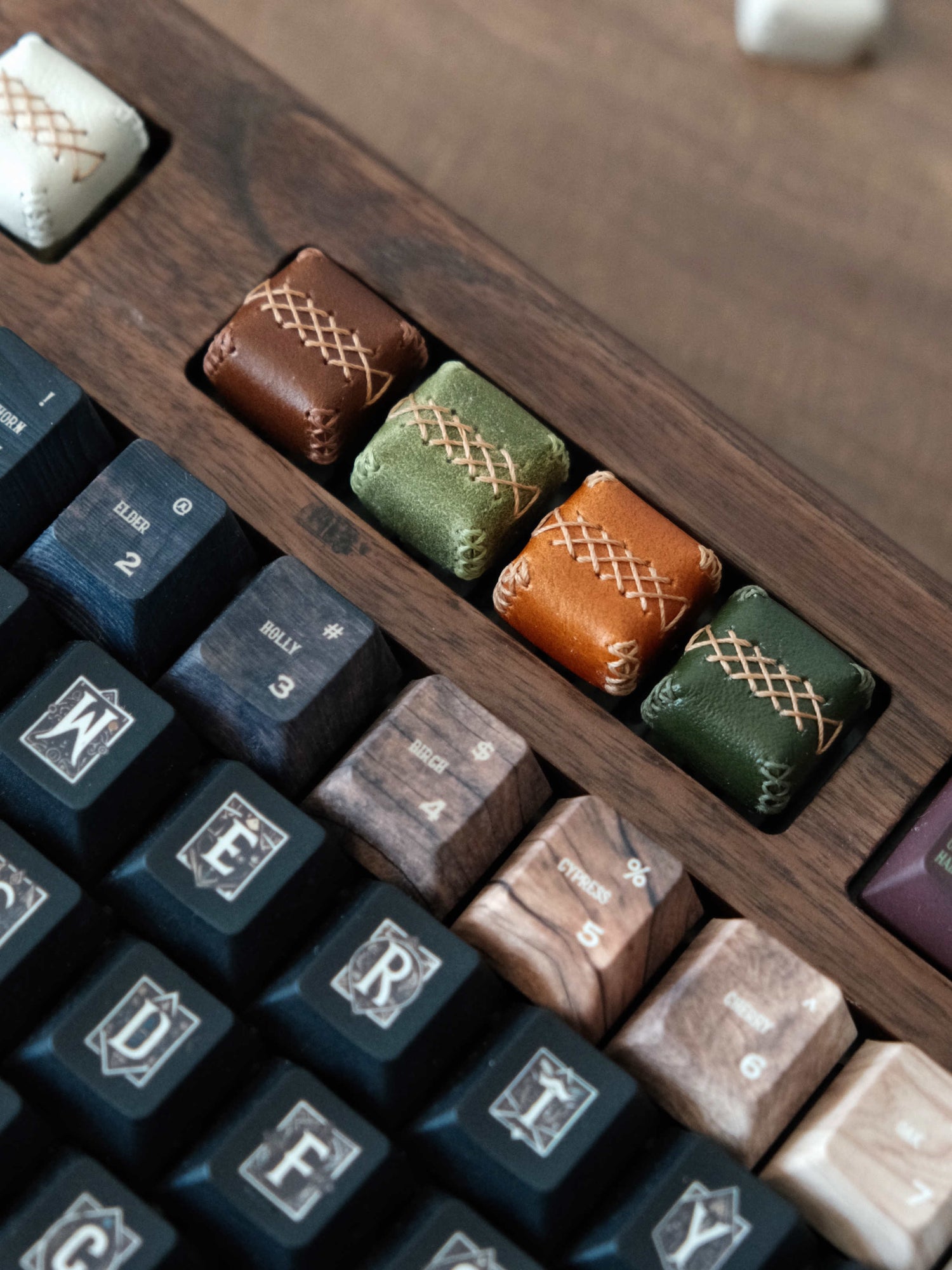 Leather material personalized keycaps, leather stitched retro artisan keycaps, mechanical keyboard decorative keycaps.
