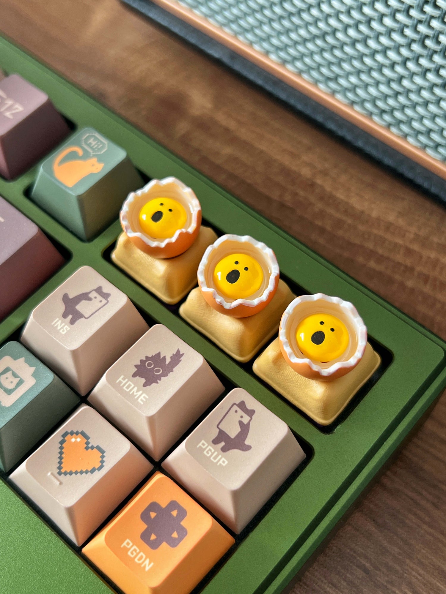 Screaming eggs, resin coated personalized keycaps, keyboard decorative keycaps, funny keycaps.