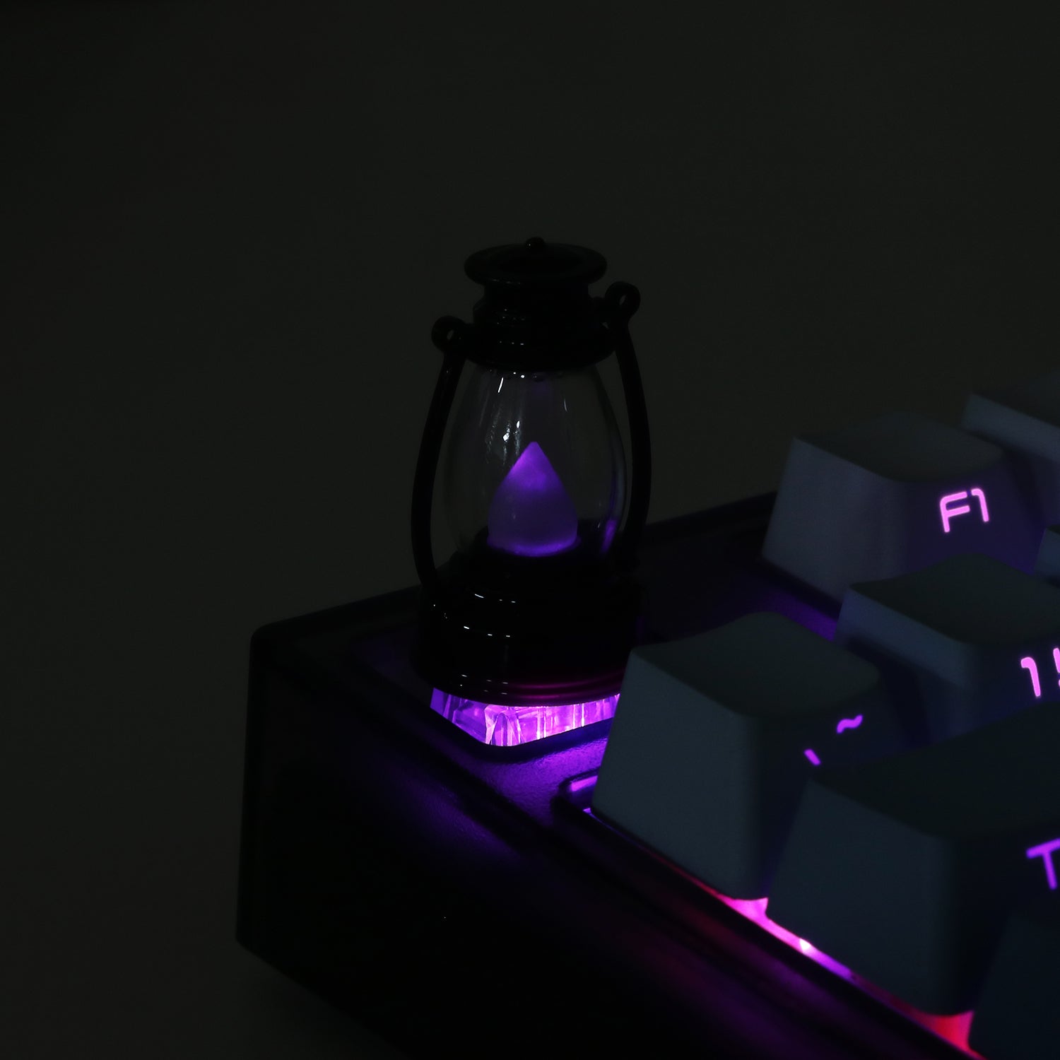 The original design of the kerosene lamp keycap is made of transparent resin material, which can emit light at night.