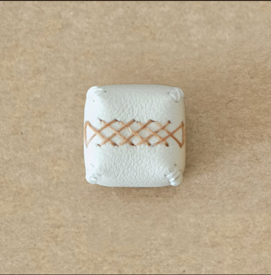 Leather material personalized keycaps, leather stitched retro artisan keycaps, mechanical keyboard decorative keycaps.