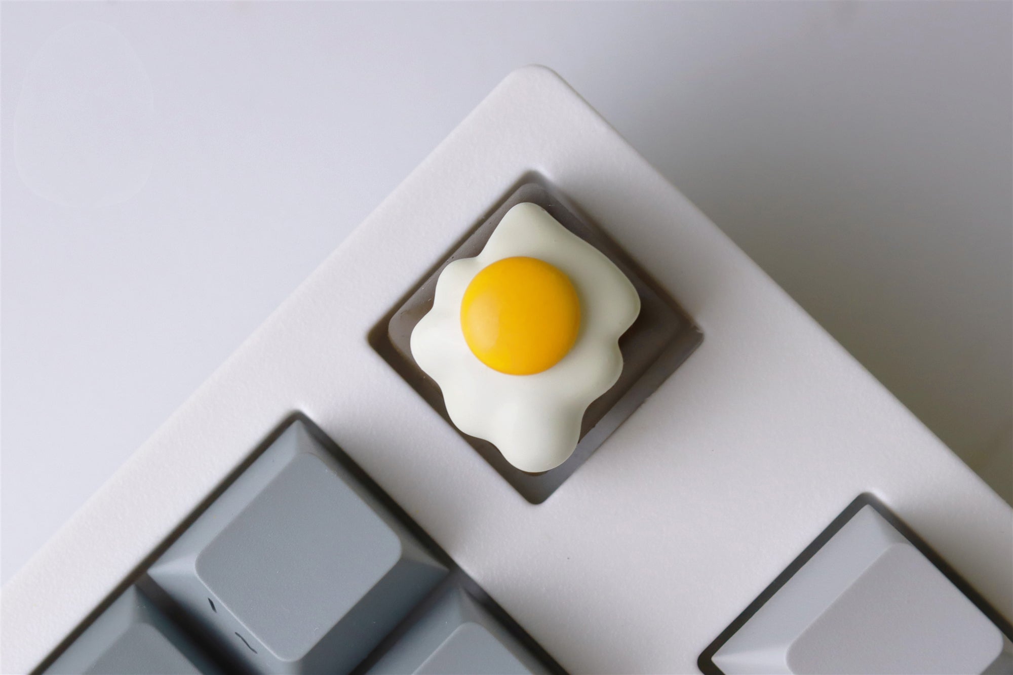 Fried egg shaped personalized keycaps, resin artistic creative keycaps, mechanical keyboard decorative keycaps.