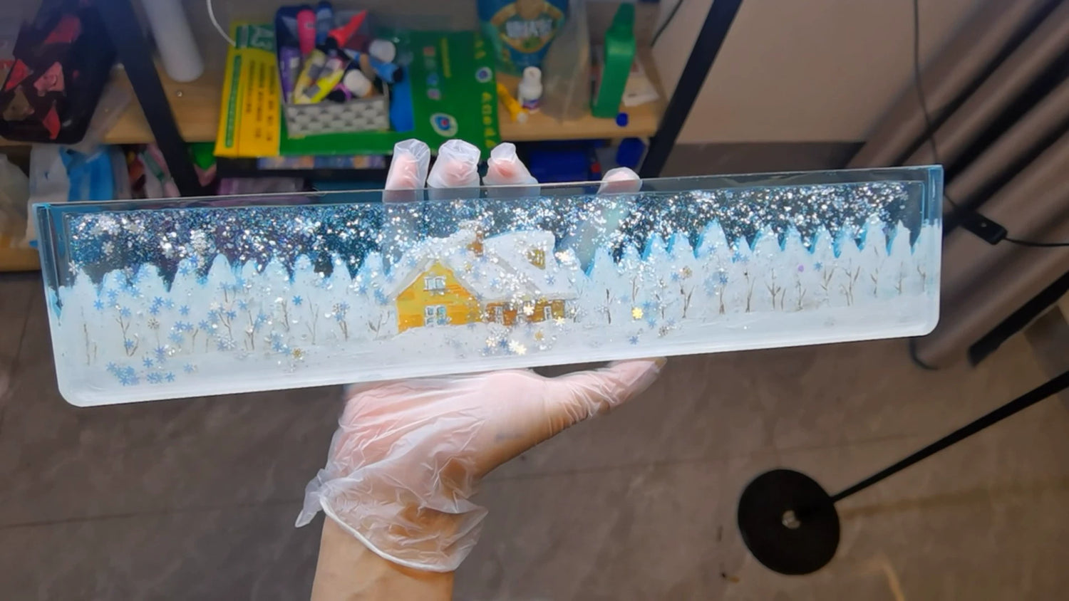 Dynamic Snow Country Cabin, Keyboard Resin Hand Stand, Palm Stand, Keyboard Peripheral Accessories