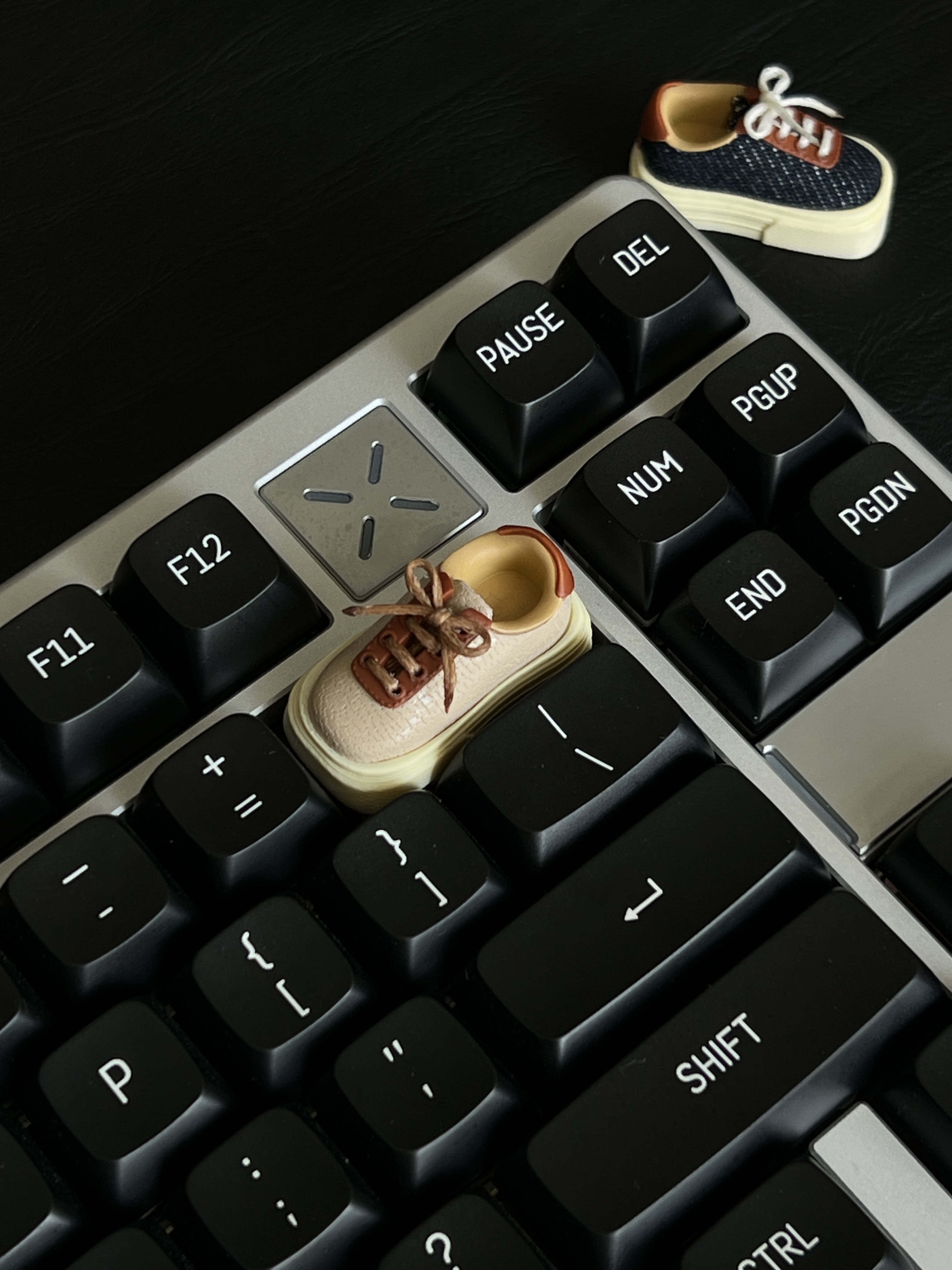 Genuine leather small leather shoes with personalized keycaps 2U, retro creative mechanical keyboard keycaps, genuine leather artistic handmade keycaps