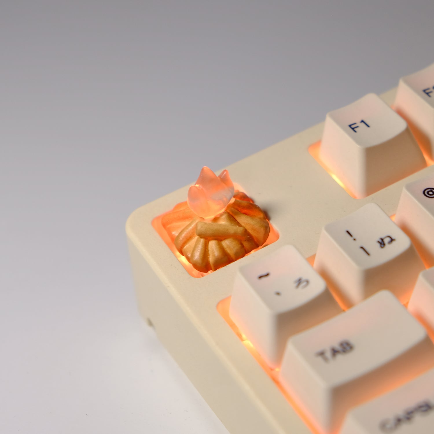 Resin small bonfire translucent, personalized keycaps, resin molded decorative keycaps.