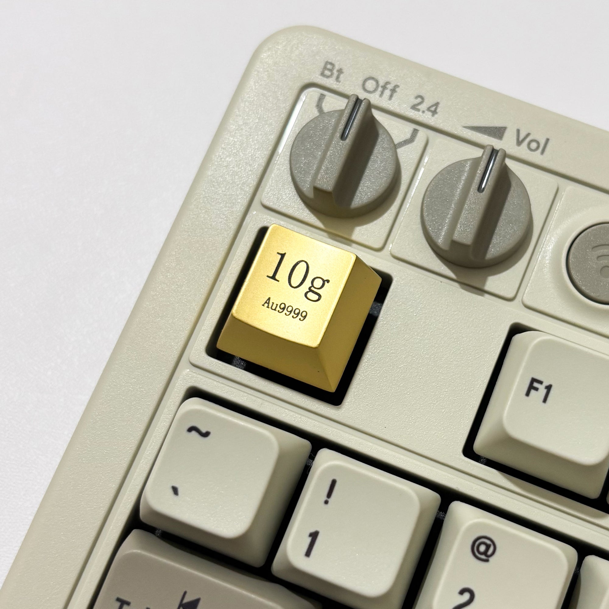 10G golden keycaps! Zinc alloy material. Metal personalized keycaps, humorous prank keycaps, artistic keycaps.