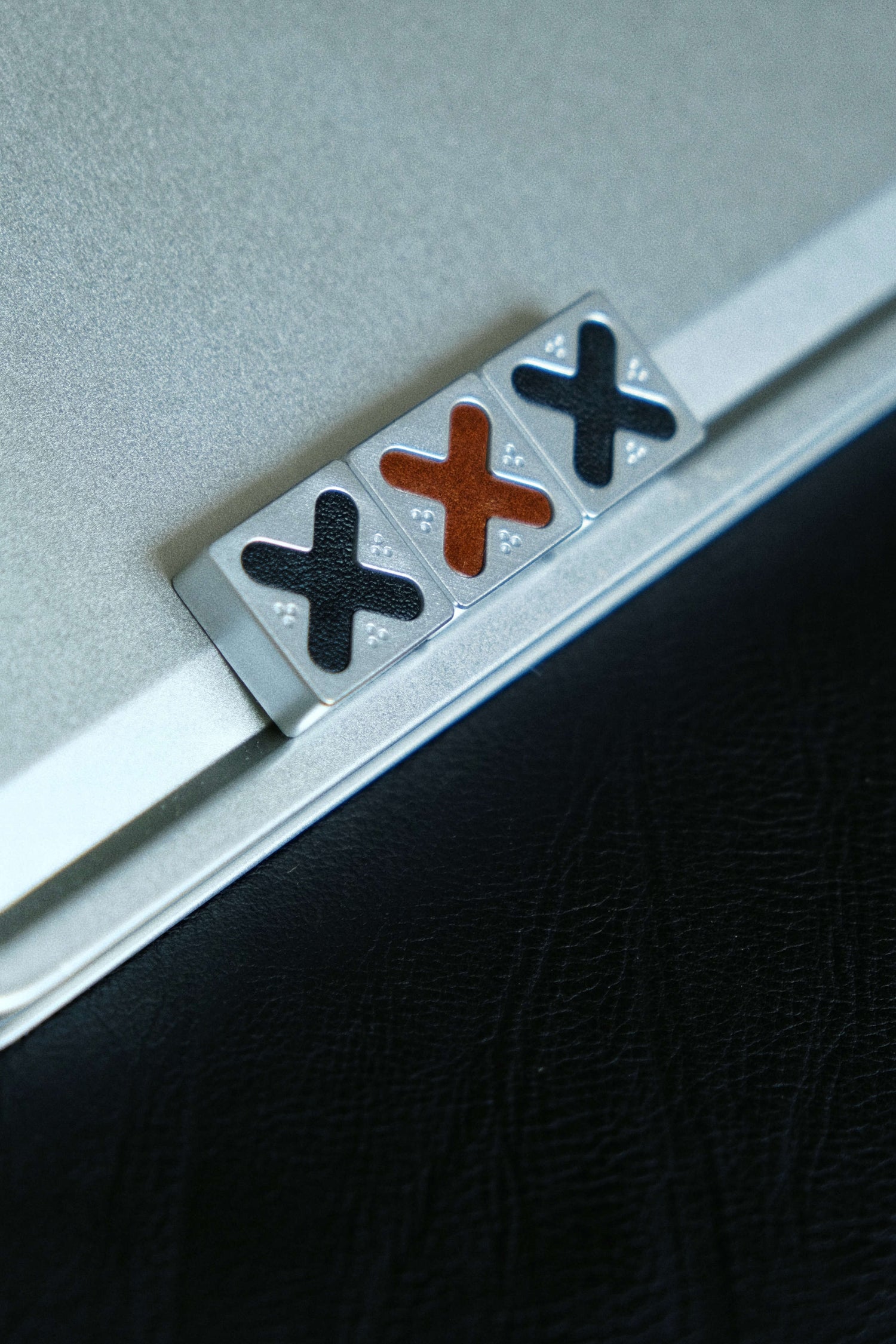 Genuine leather gaming blocks, personalized keycaps, directional keys, imitation metal coating, handmade leather keycaps, single creative keycaps, retro style keycaps