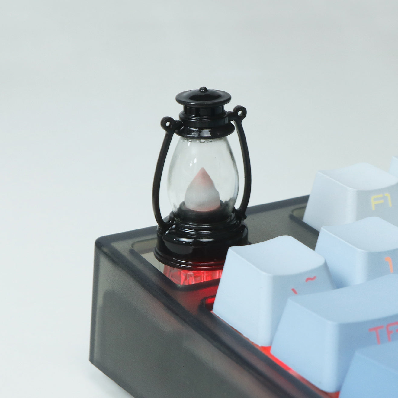 The original design of the kerosene lamp keycap is made of transparent resin material, which can emit light at night.