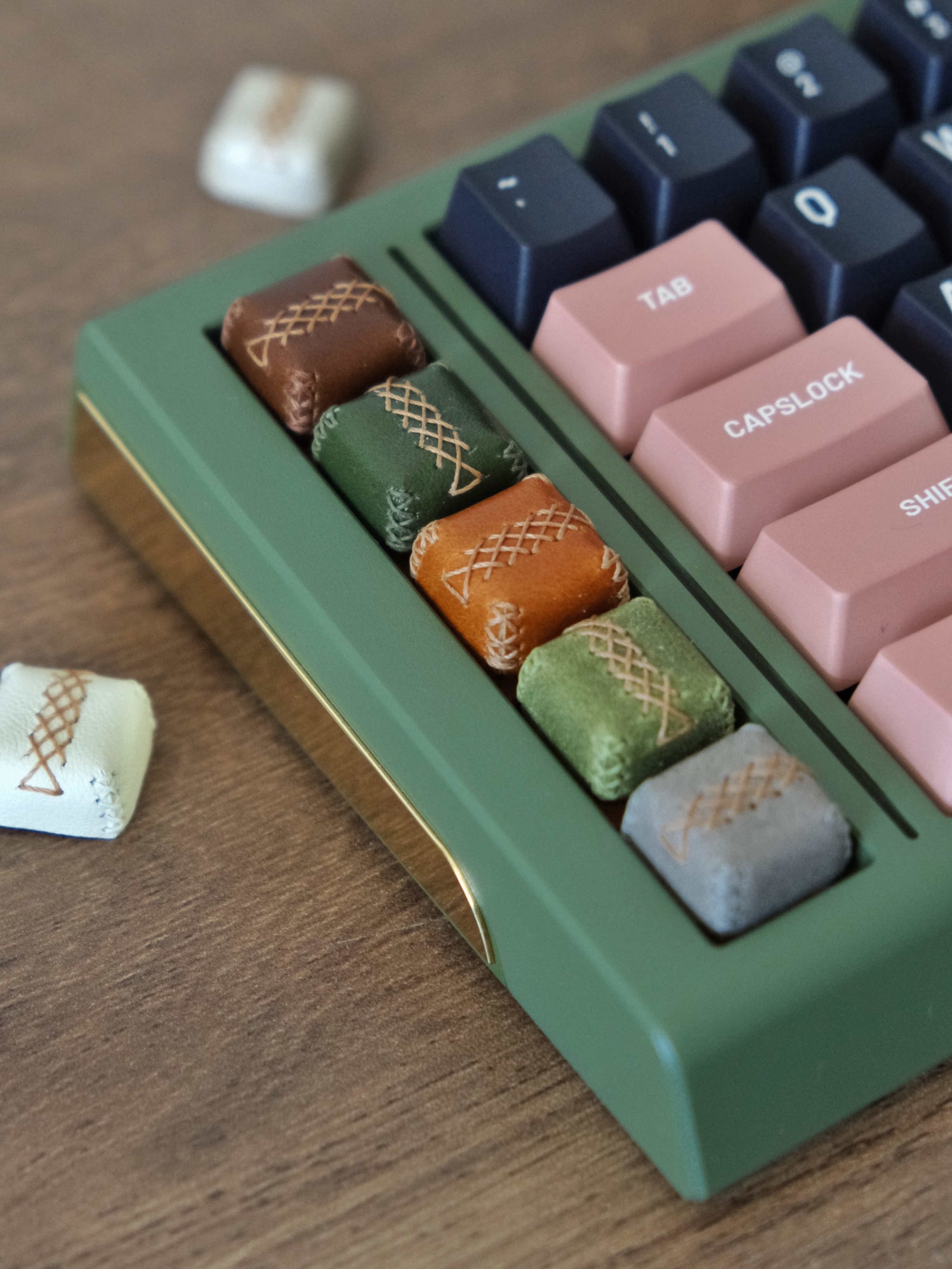 Leather material personalized keycaps, leather stitched retro artisan keycaps, mechanical keyboard decorative keycaps.