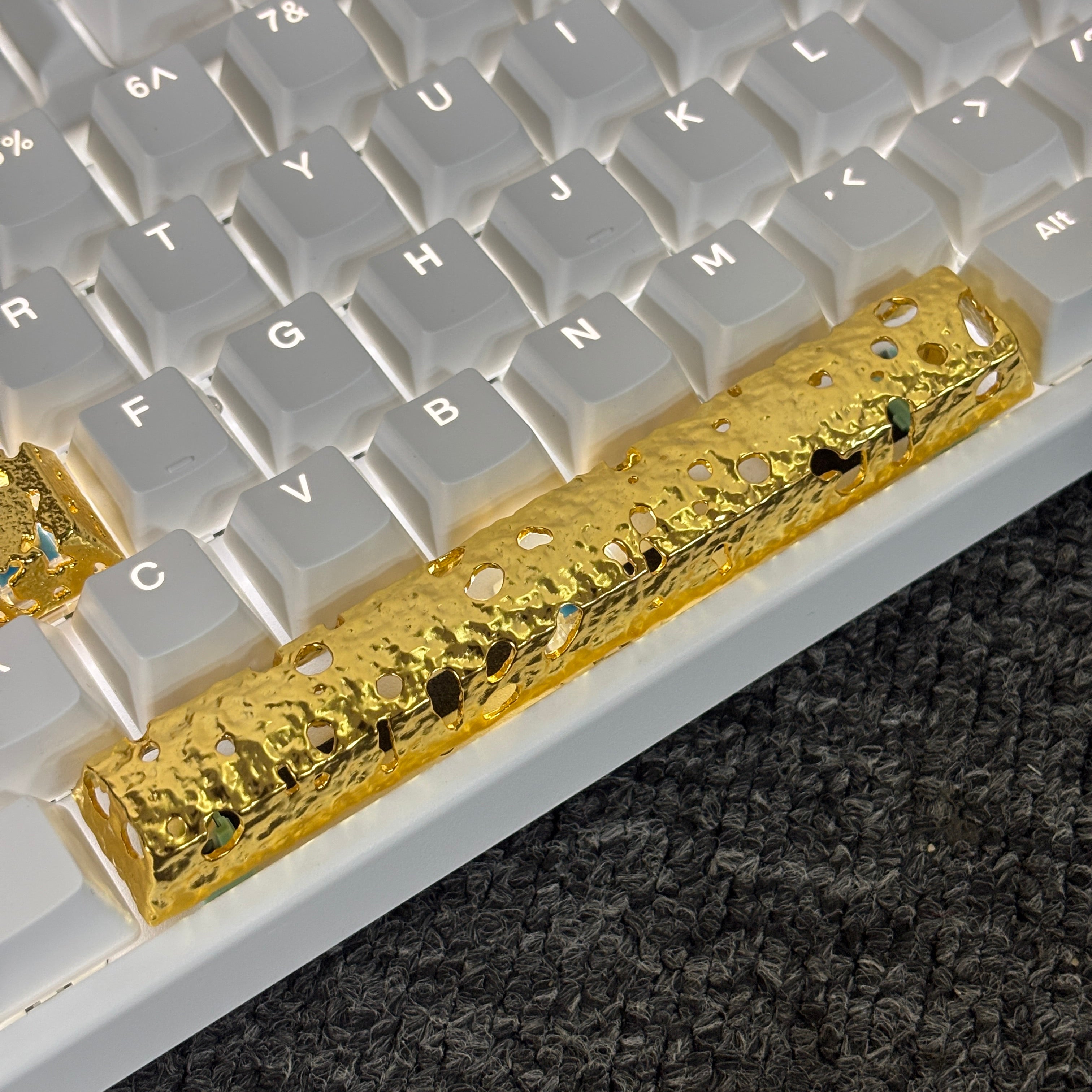 Pure copper material surface gold-plated hollow metal personalized keycaps, metal minimalist style translucent decorative keycaps