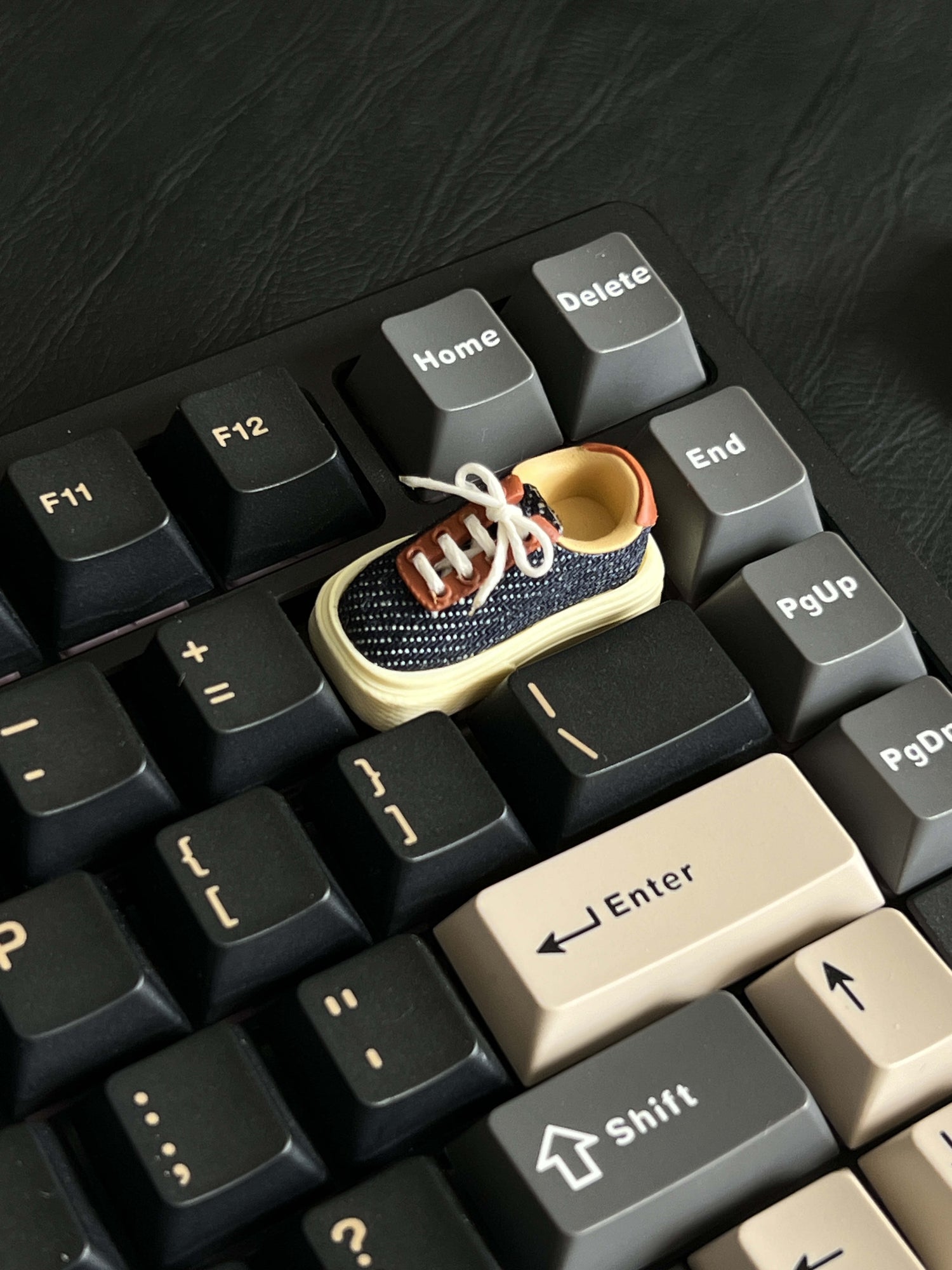 Genuine leather small leather shoes with personalized keycaps 2U, retro creative mechanical keyboard keycaps, genuine leather artistic handmade keycaps