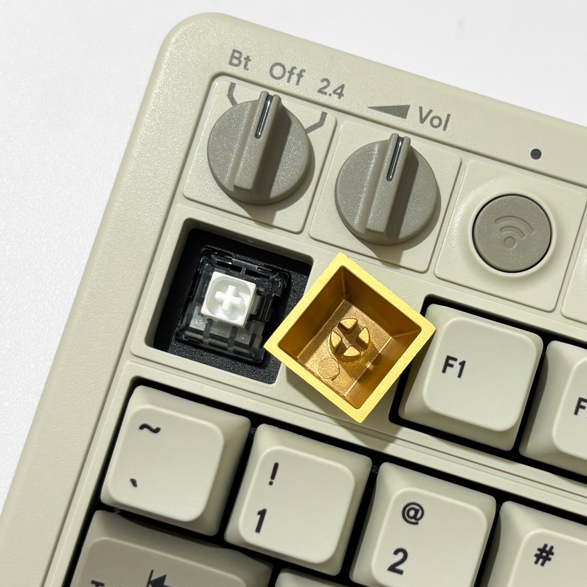 10G golden keycaps! Zinc alloy material. Metal personalized keycaps, humorous prank keycaps, artistic keycaps.