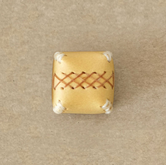 Leather material personalized keycaps, leather stitched retro artisan keycaps, mechanical keyboard decorative keycaps.