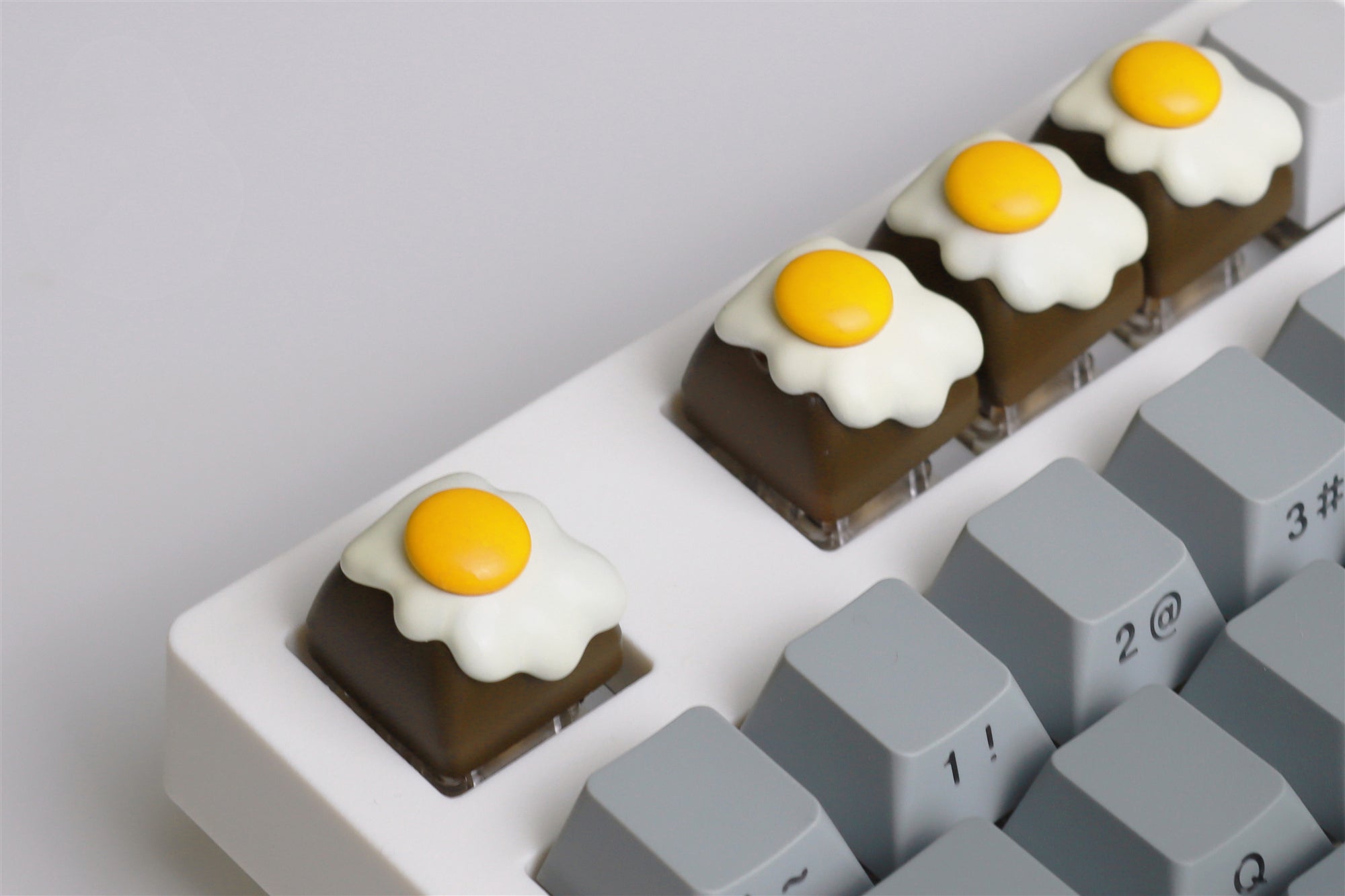 Fried egg shaped personalized keycaps, resin artistic creative keycaps, mechanical keyboard decorative keycaps.