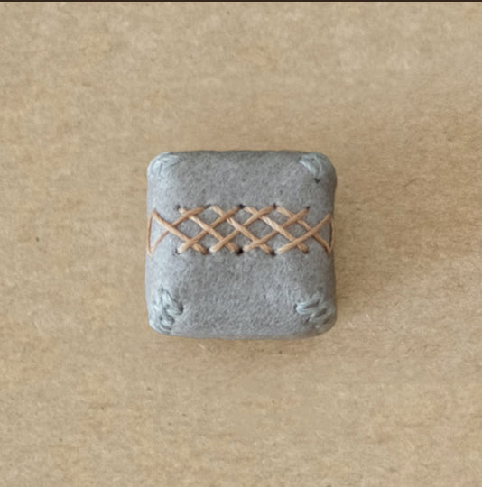 Leather material personalized keycaps, leather stitched retro artisan keycaps, mechanical keyboard decorative keycaps.