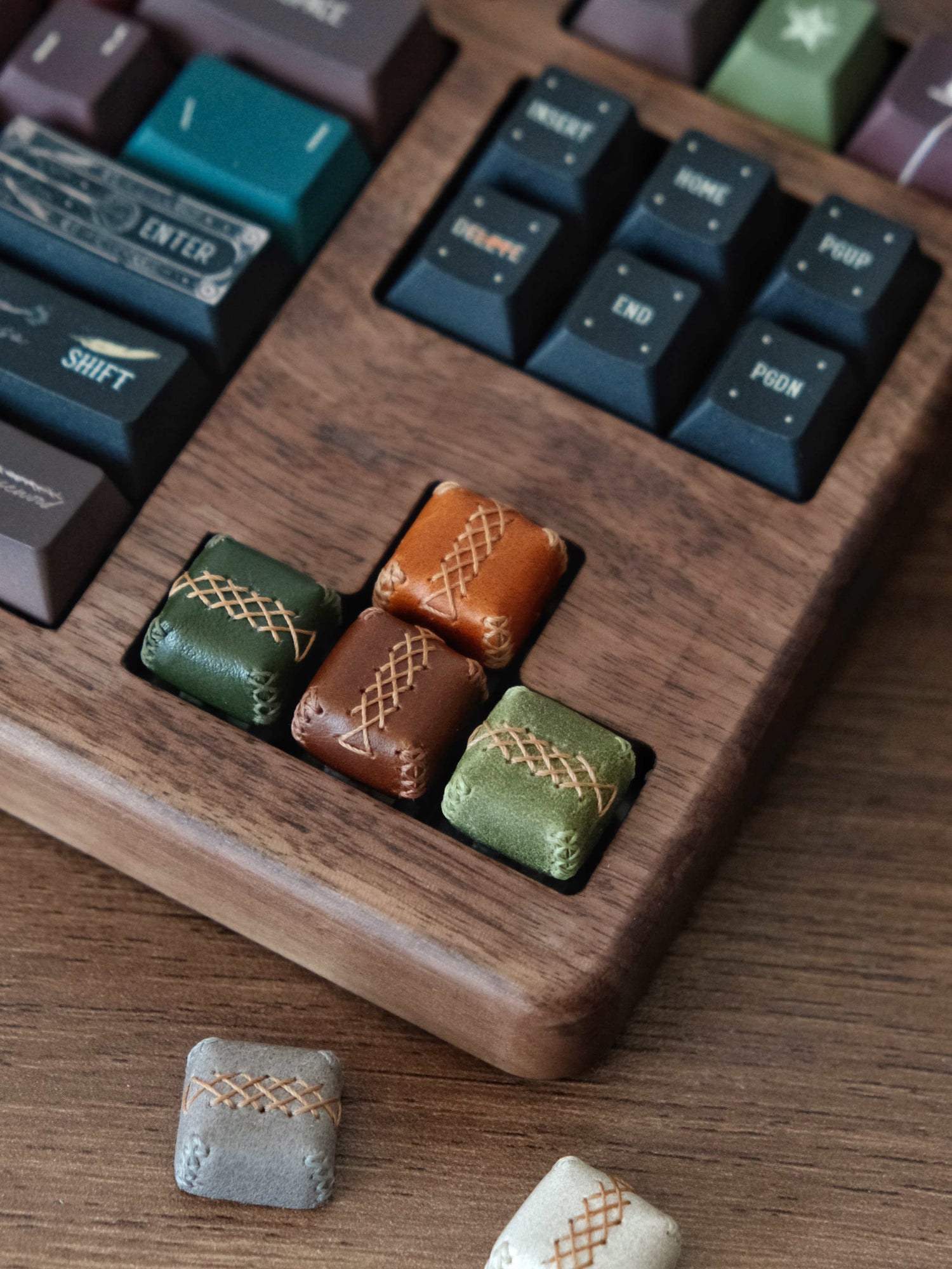 Leather material personalized keycaps, leather stitched retro artisan keycaps, mechanical keyboard decorative keycaps.