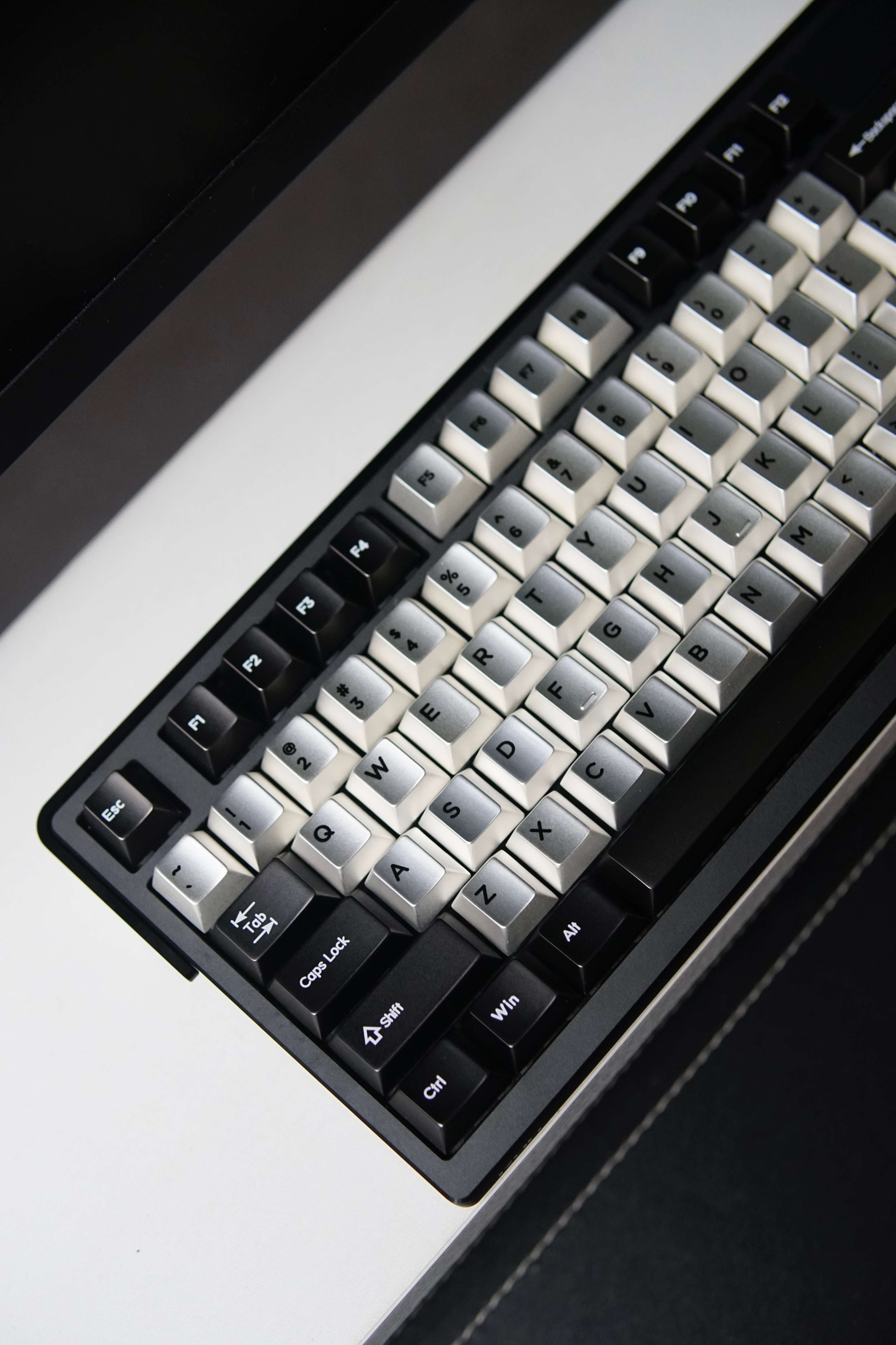 Black silver color scheme simple conventional style metal material CNC machining zinc alloy keycap set