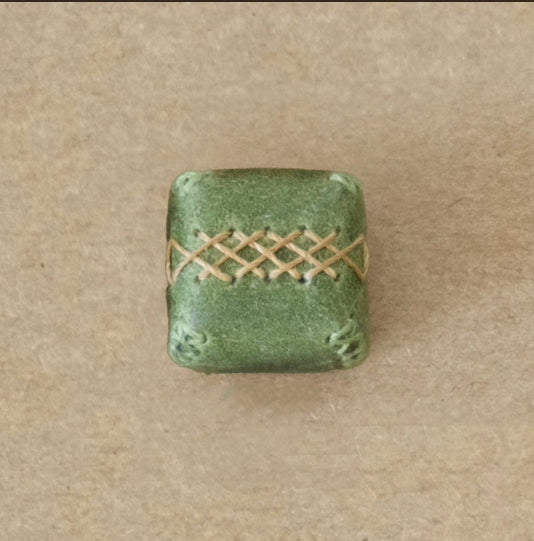 Leather material personalized keycaps, leather stitched retro artisan keycaps, mechanical keyboard decorative keycaps.