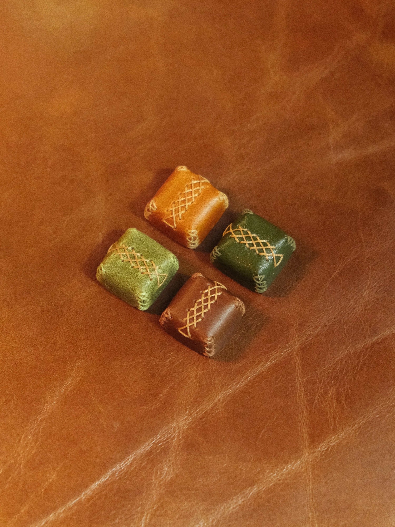 Leather material personalized keycaps, leather stitched retro artisan keycaps, mechanical keyboard decorative keycaps.