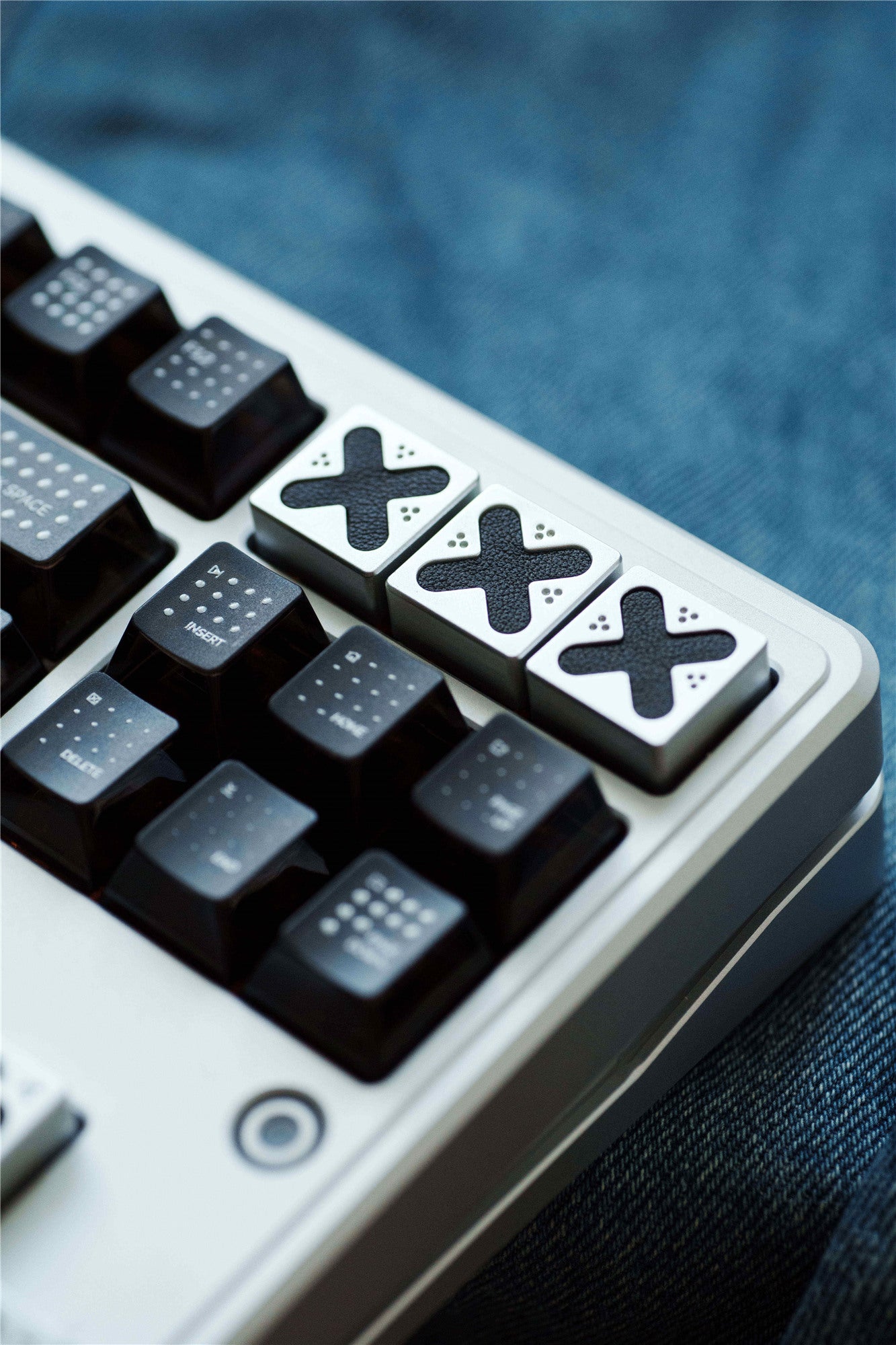 Genuine leather gaming blocks, personalized keycaps, directional keys, imitation metal coating, handmade leather keycaps, single creative keycaps, retro style keycaps
