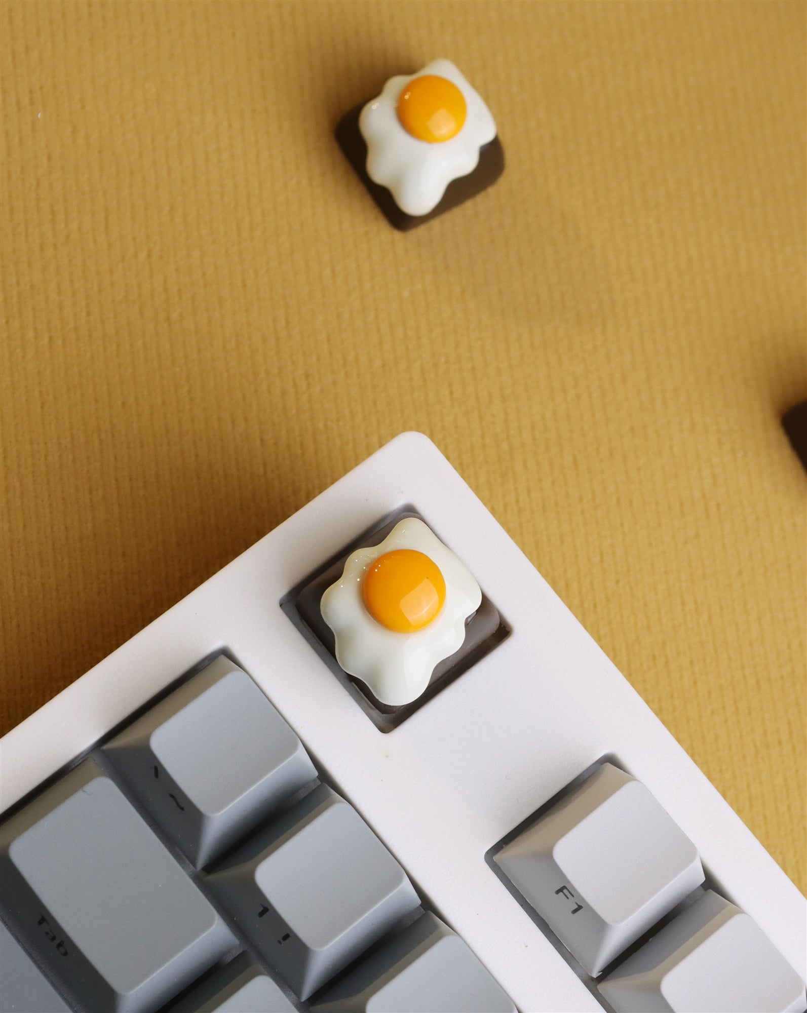 Fried egg shaped personalized keycaps, resin artistic creative keycaps, mechanical keyboard decorative keycaps.