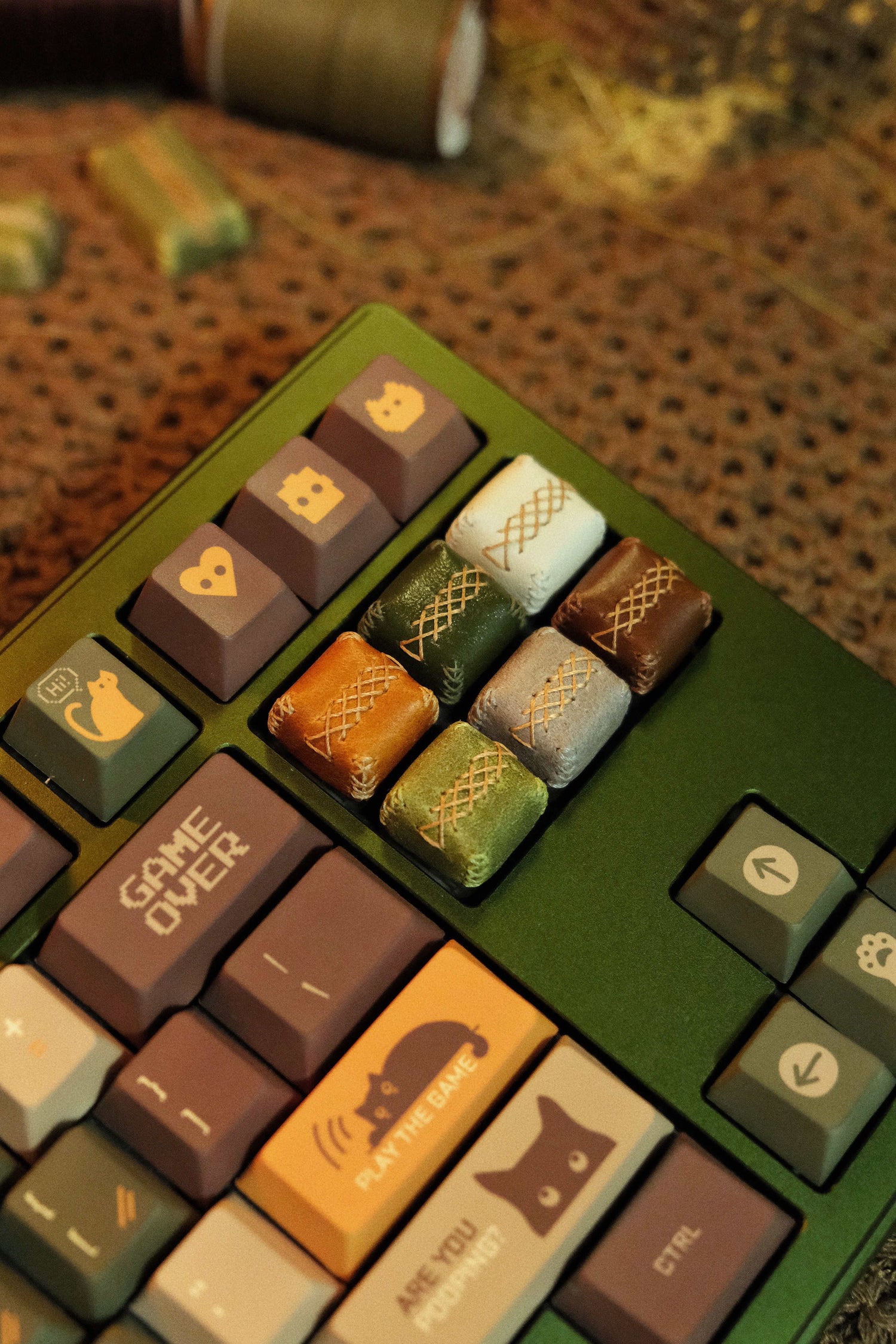 Leather material personalized keycaps, leather stitched retro artisan keycaps, mechanical keyboard decorative keycaps.