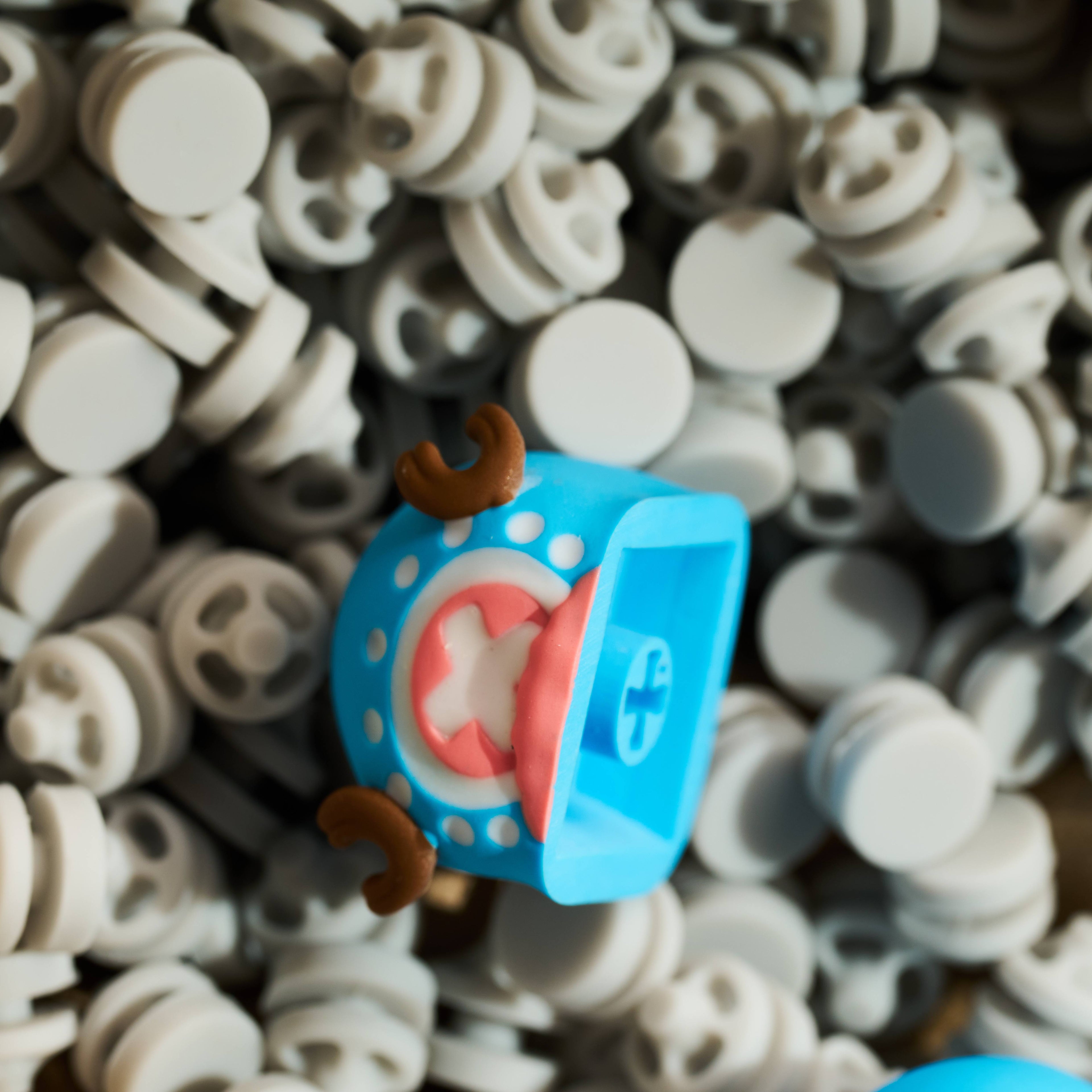 One Piece, Nika Luffy, Tony Tony Chopper hats, multi colored resin molded personalized keycaps, artisankeycaps artistic handmade keycaps.