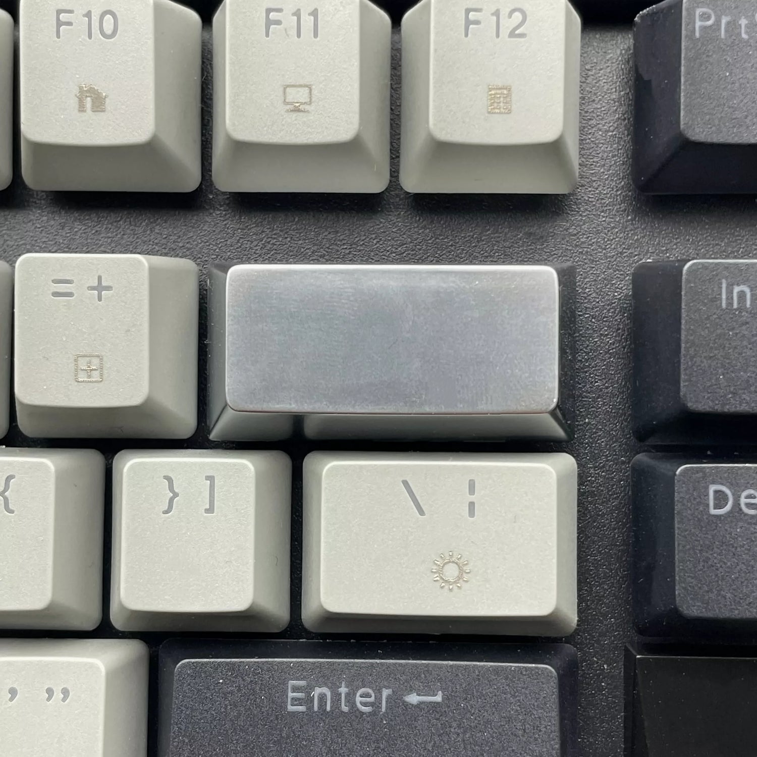 Metal material keycaps, personalized keycaps for large key positions. Metallic texture without engraving