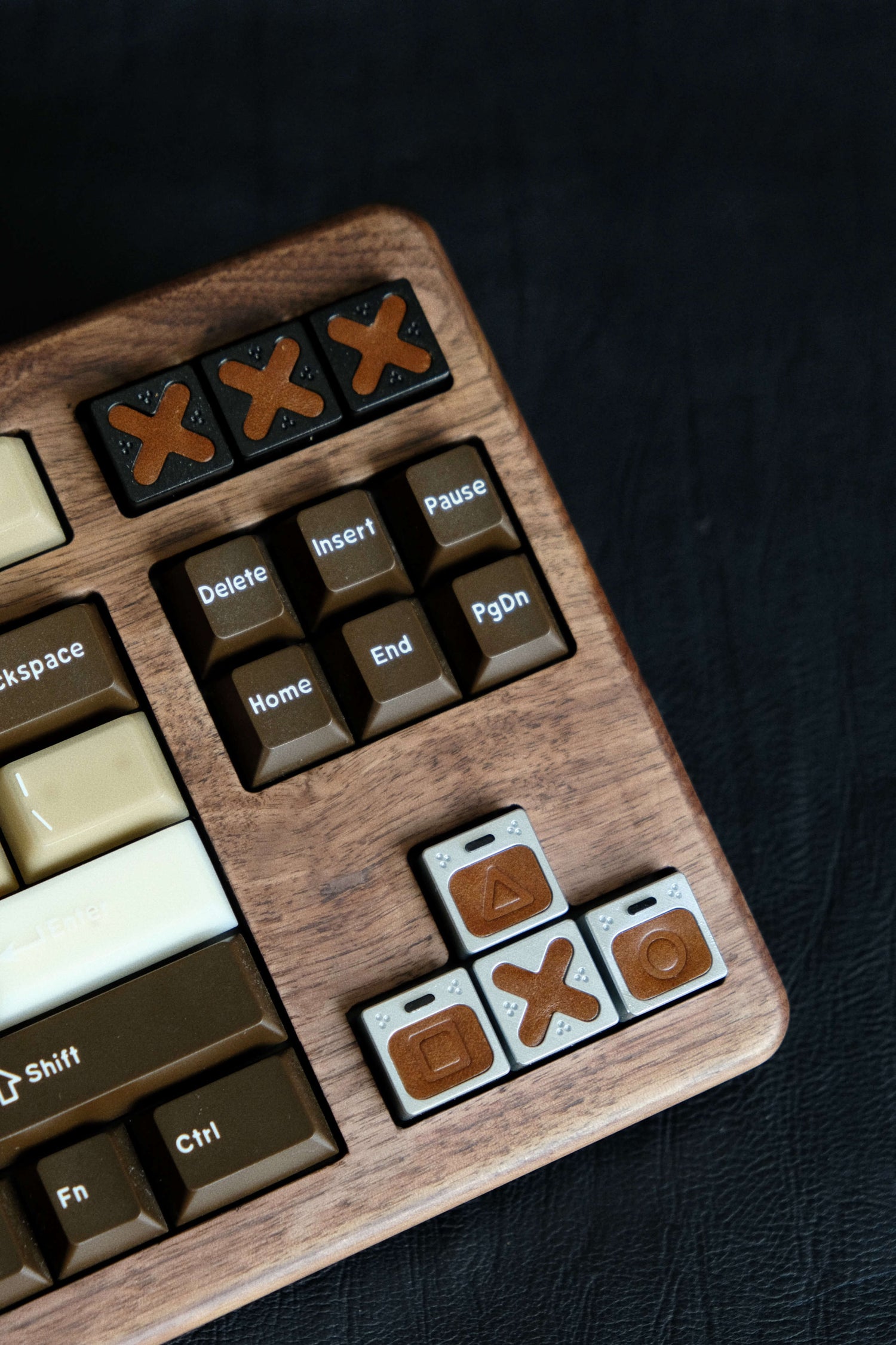 Genuine leather gaming blocks, personalized keycaps, directional keys, imitation metal coating, handmade leather keycaps, single creative keycaps, retro style keycaps