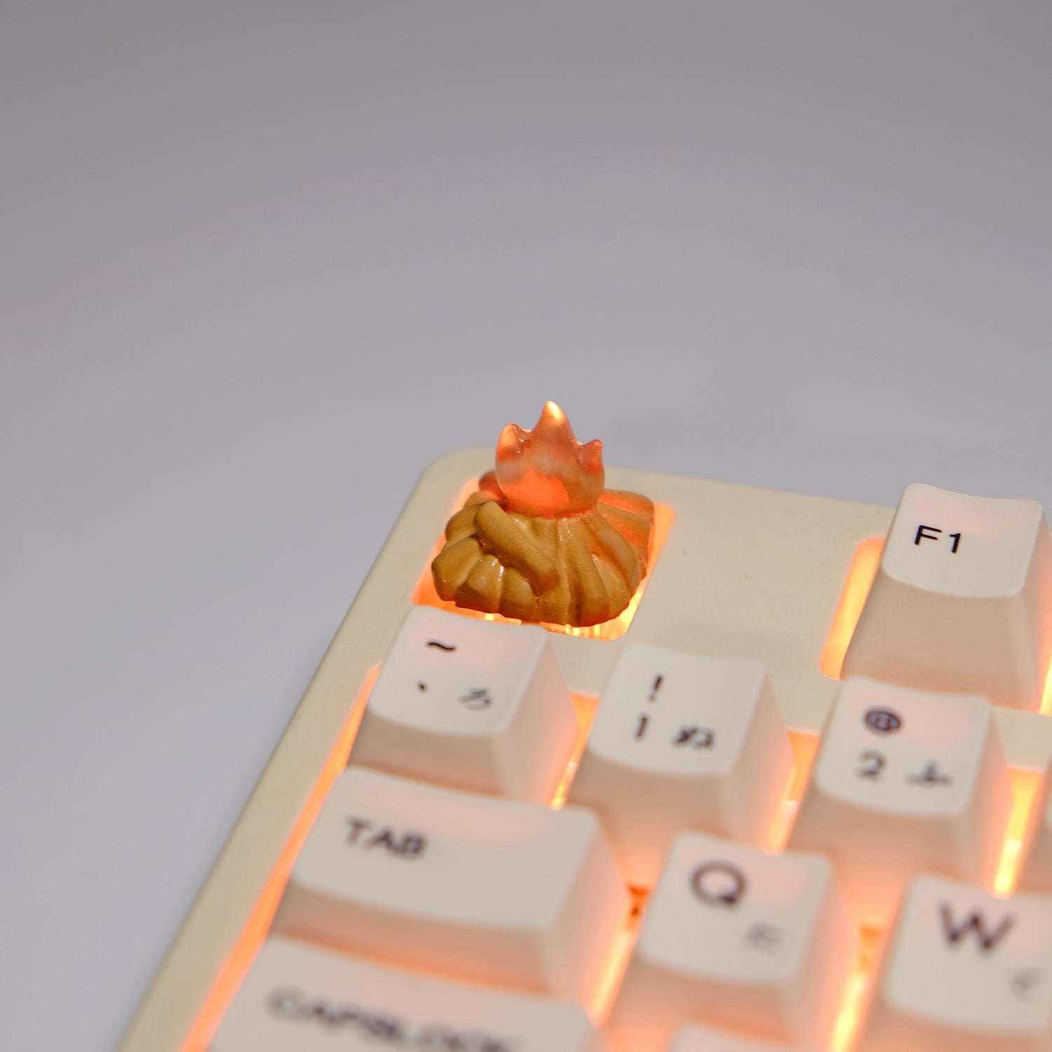 Resin small bonfire translucent, personalized keycaps, resin molded decorative keycaps.