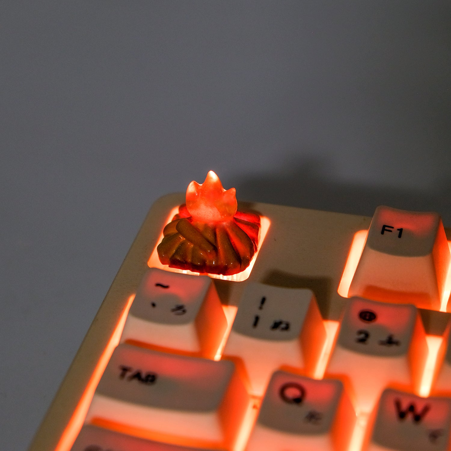 Resin small bonfire translucent, personalized keycaps, resin molded decorative keycaps.