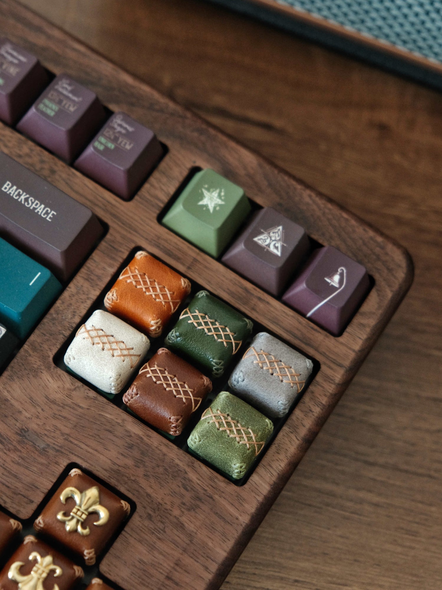 Leather material personalized keycaps, leather stitched retro artisan keycaps, mechanical keyboard decorative keycaps.