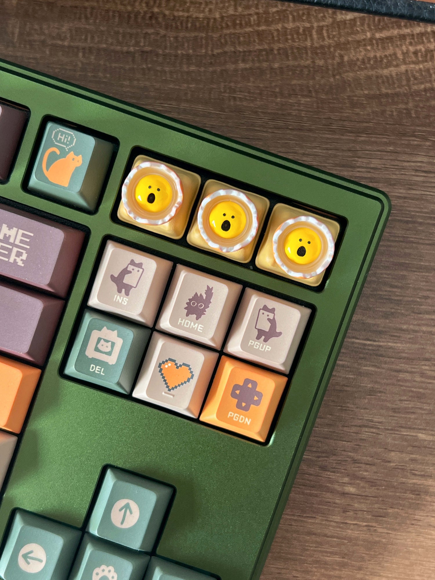 Screaming eggs, resin coated personalized keycaps, keyboard decorative keycaps, funny keycaps.