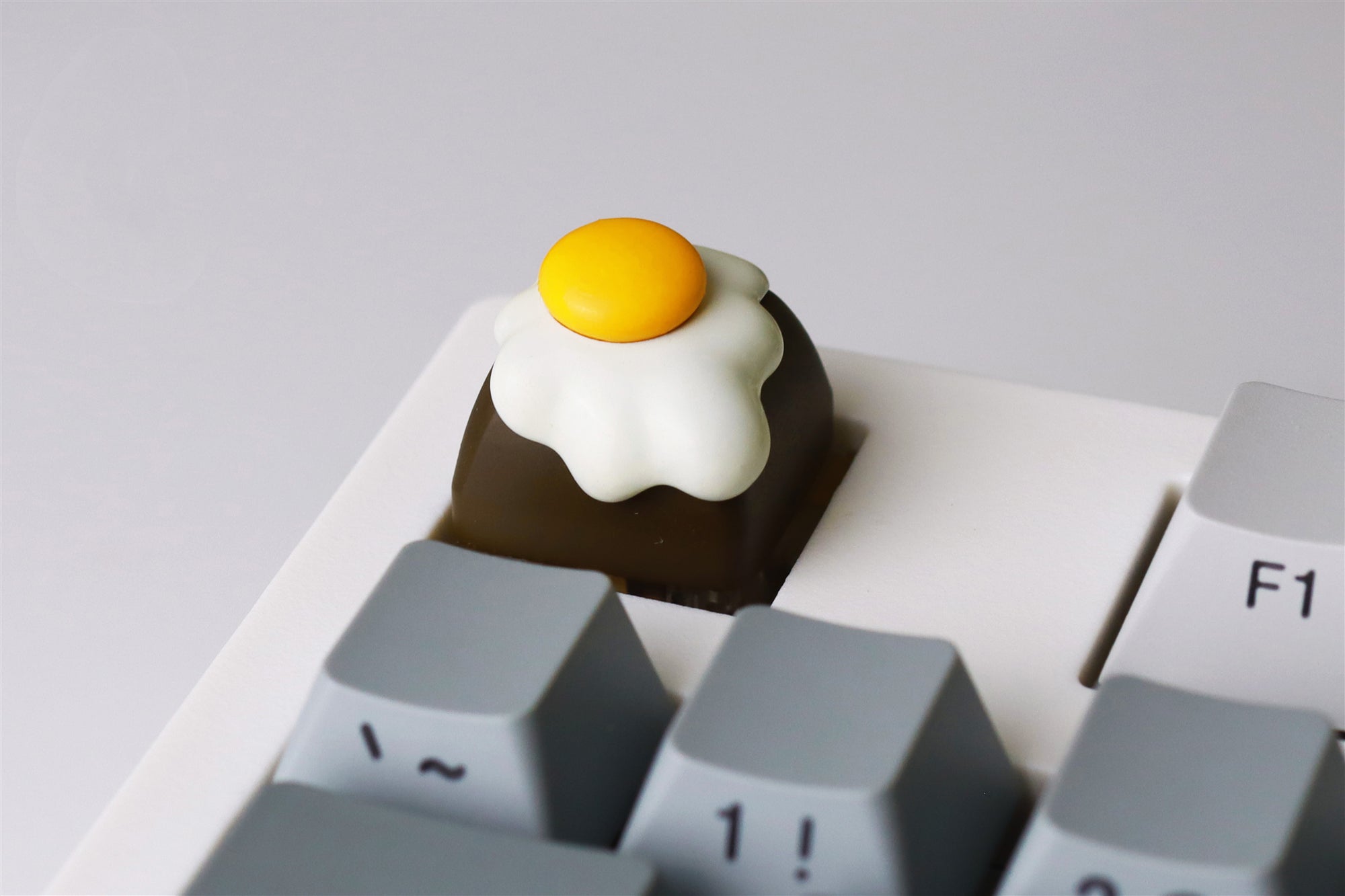 Fried egg shaped personalized keycaps, resin artistic creative keycaps, mechanical keyboard decorative keycaps.