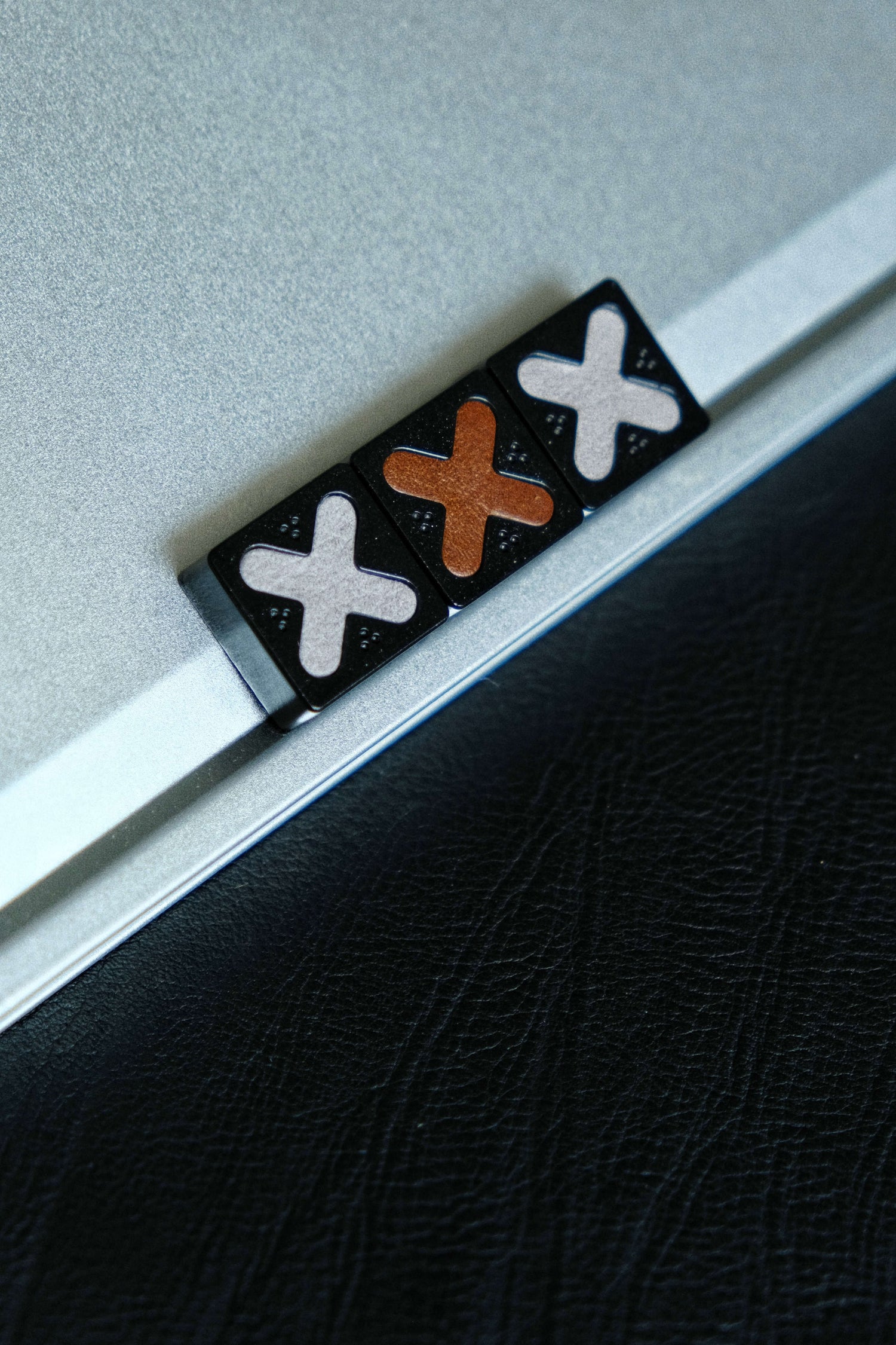 Genuine leather gaming blocks, personalized keycaps, directional keys, imitation metal coating, handmade leather keycaps, single creative keycaps, retro style keycaps