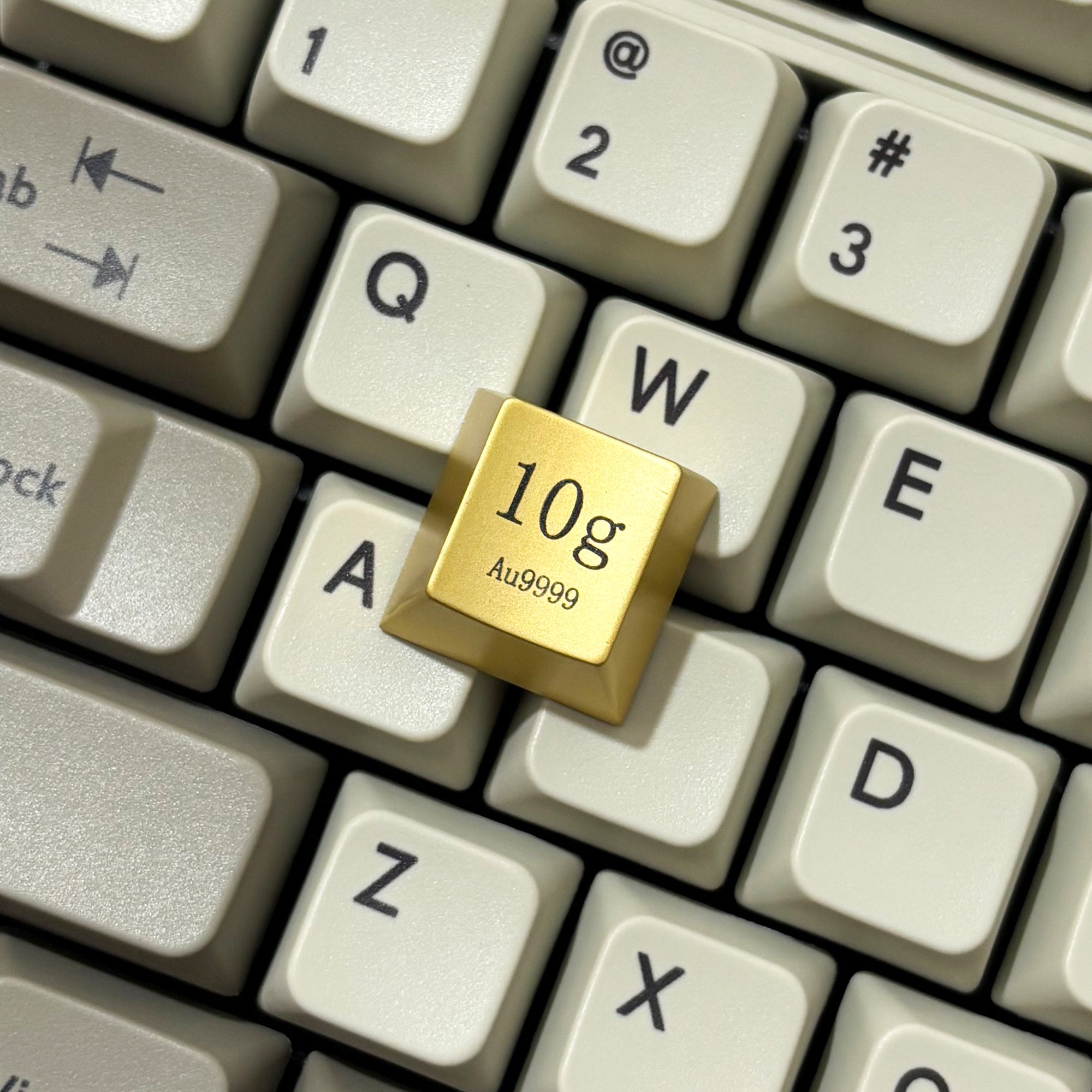 10G golden keycaps! Zinc alloy material. Metal personalized keycaps, humorous prank keycaps, artistic keycaps.