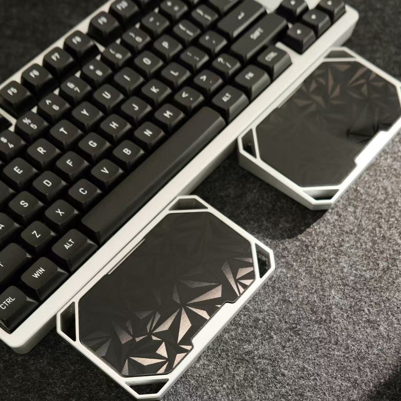 Aluminum alloy metal anode shell split keyboard handle, personalized keyboard hand support structure, keyboard comfort accessories.