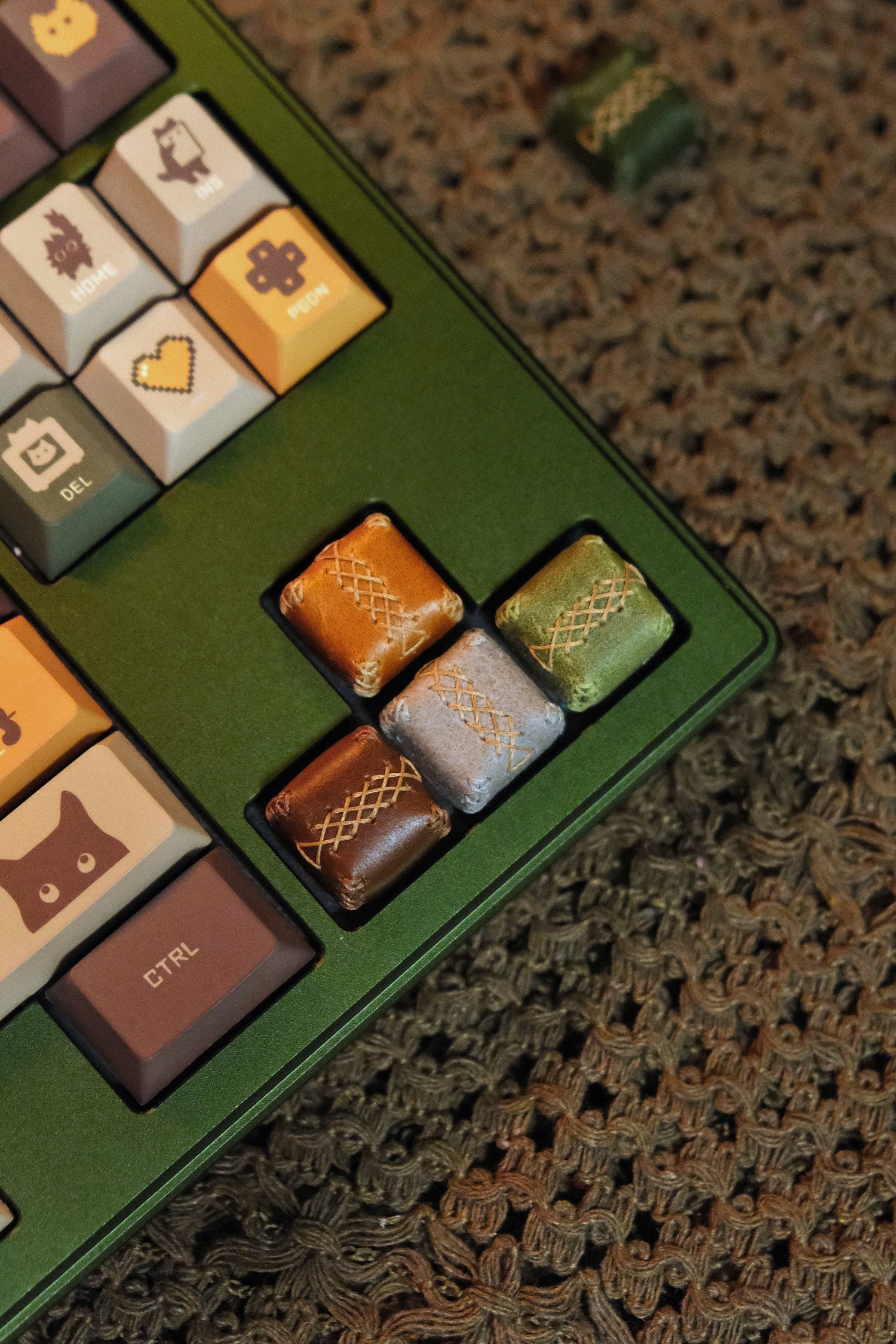Leather material personalized keycaps, leather stitched retro artisan keycaps, mechanical keyboard decorative keycaps.