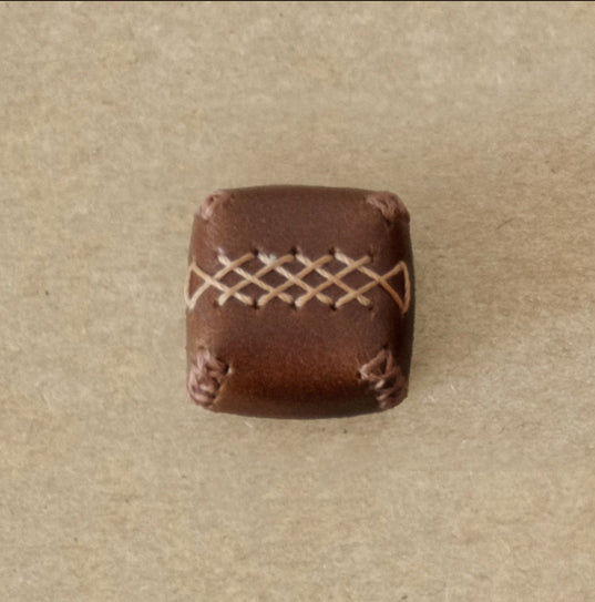 Leather material personalized keycaps, leather stitched retro artisan keycaps, mechanical keyboard decorative keycaps.